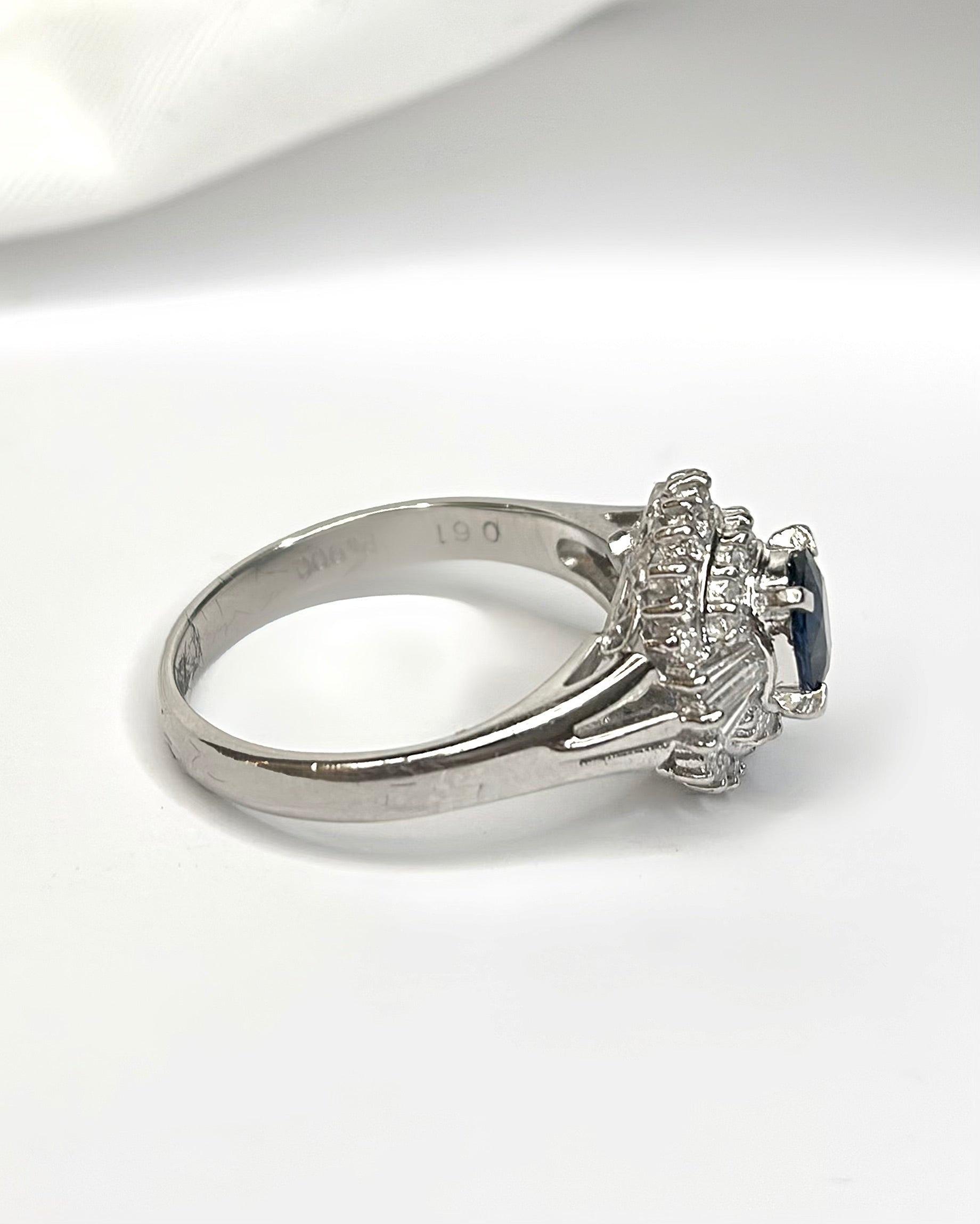 Anillo Marguerite Zafiro 0,60 quilates y Diamantes 0,30 quilates "Lana"