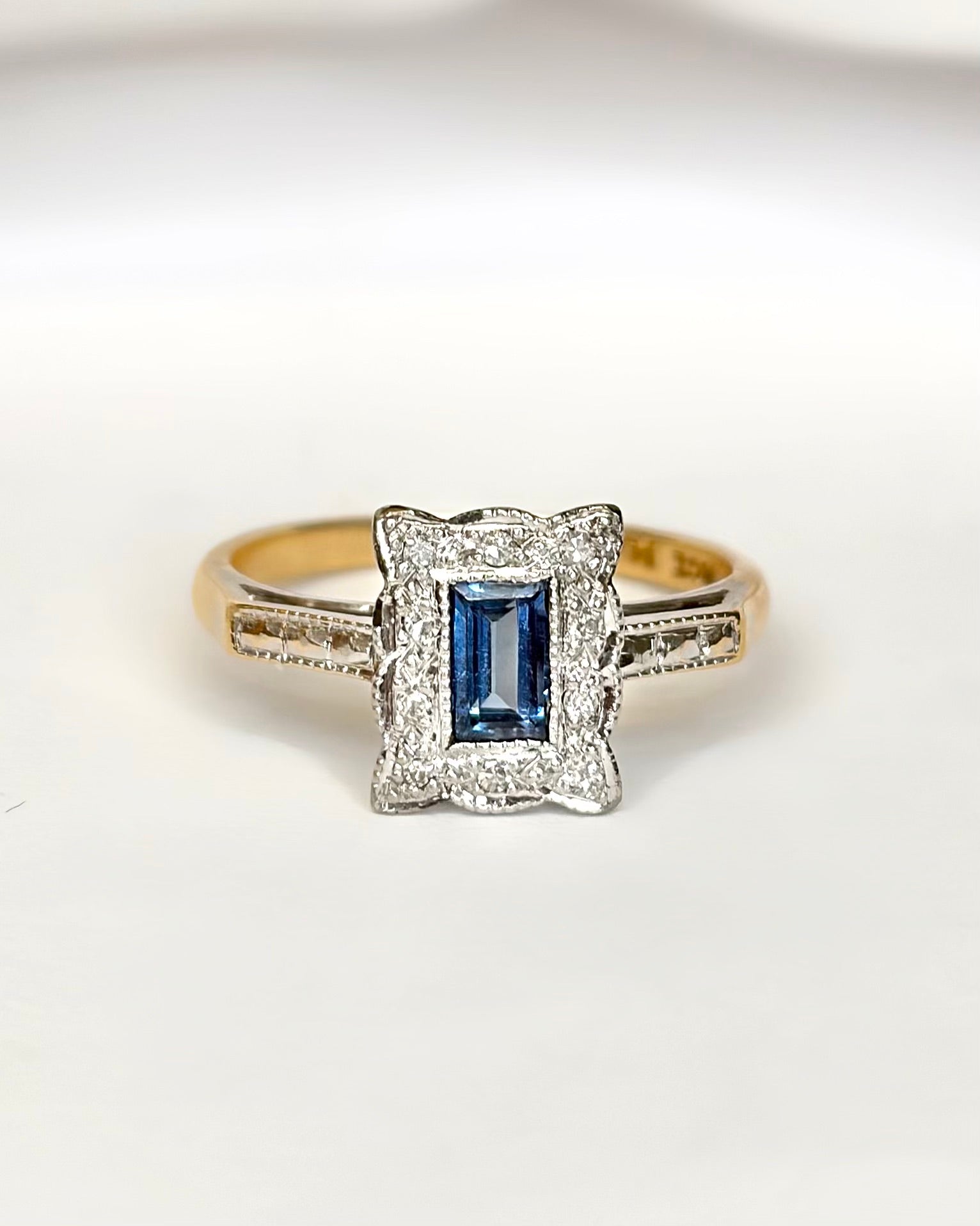 Anillo Art Déco con zafiro de 0.30 quilates y diamantes «Céline»