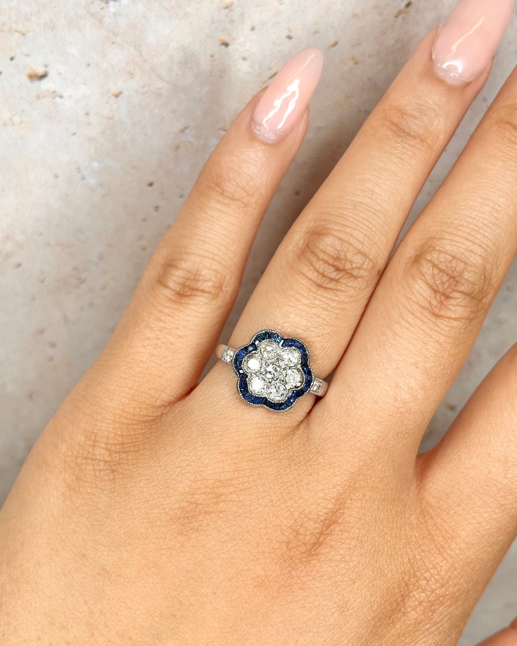 Anillo Art Déco con zafiro de 0,56 quilates y diamantes de 0,56 quilates "Nina"