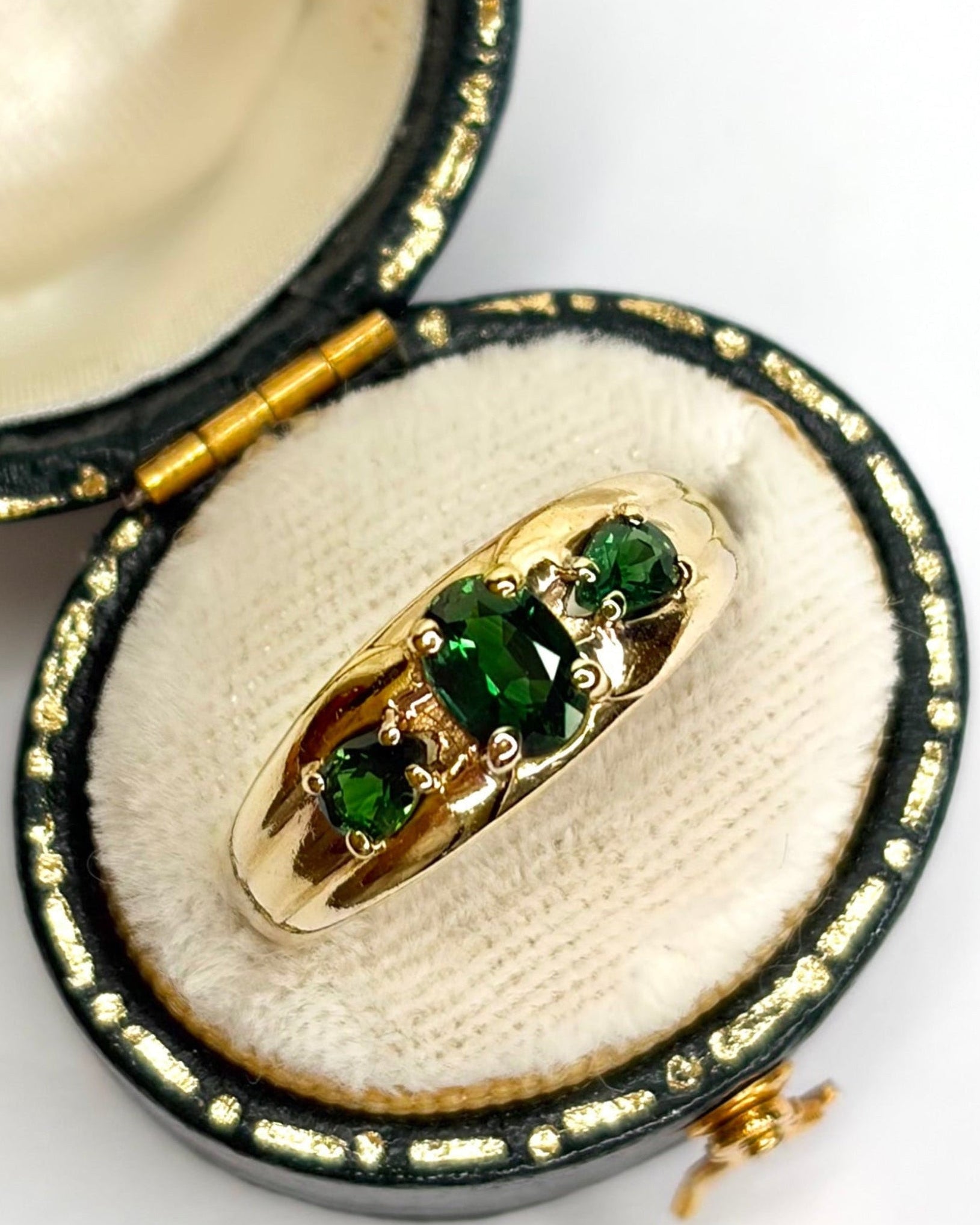 Anillo Brazalete Trilogía Zafiros Verdes 0,99 quilates "Zina"