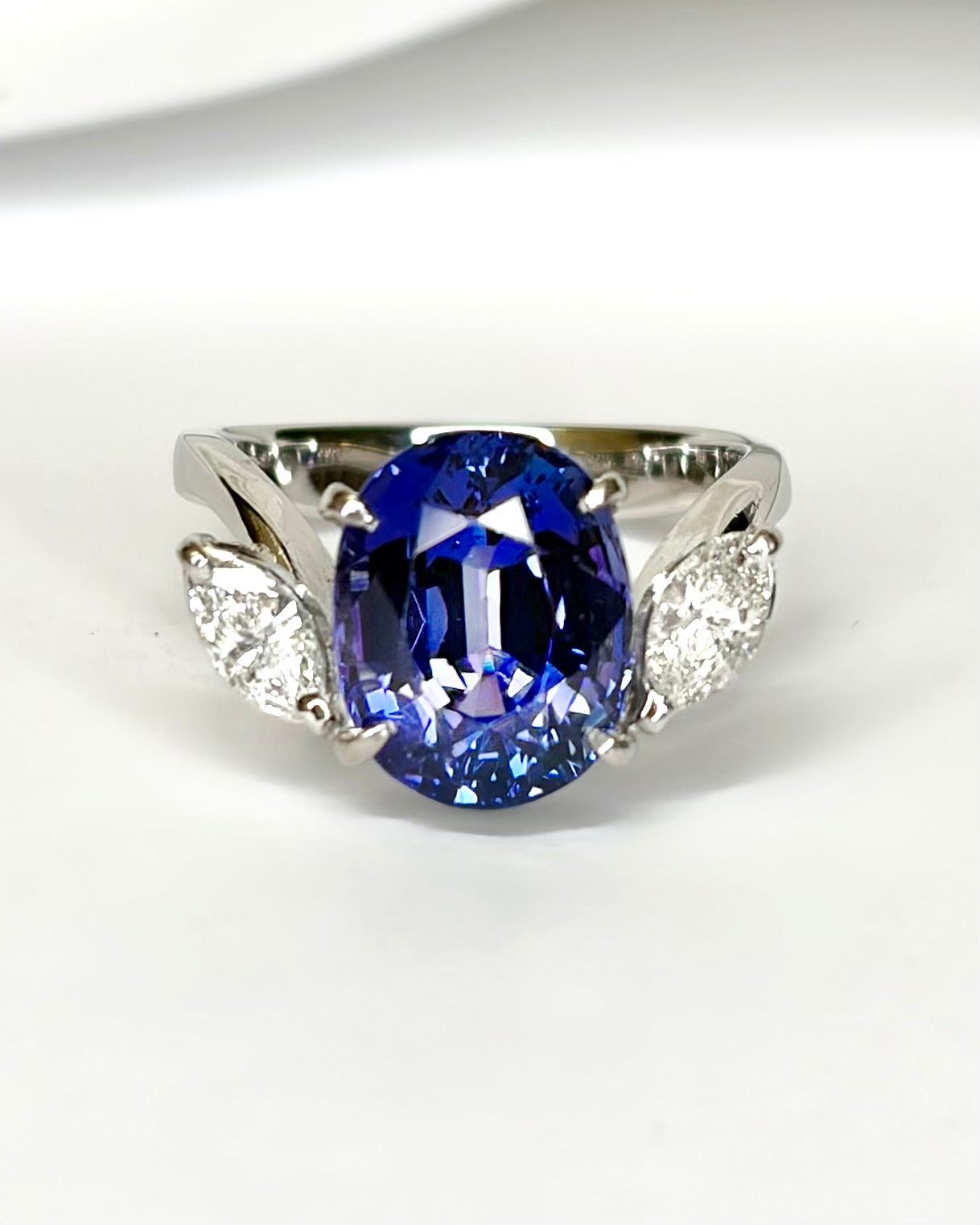 Anillo Trilogía Tanzanita 4.50 quilates y Diamantes 0.40 quilates "Aude"