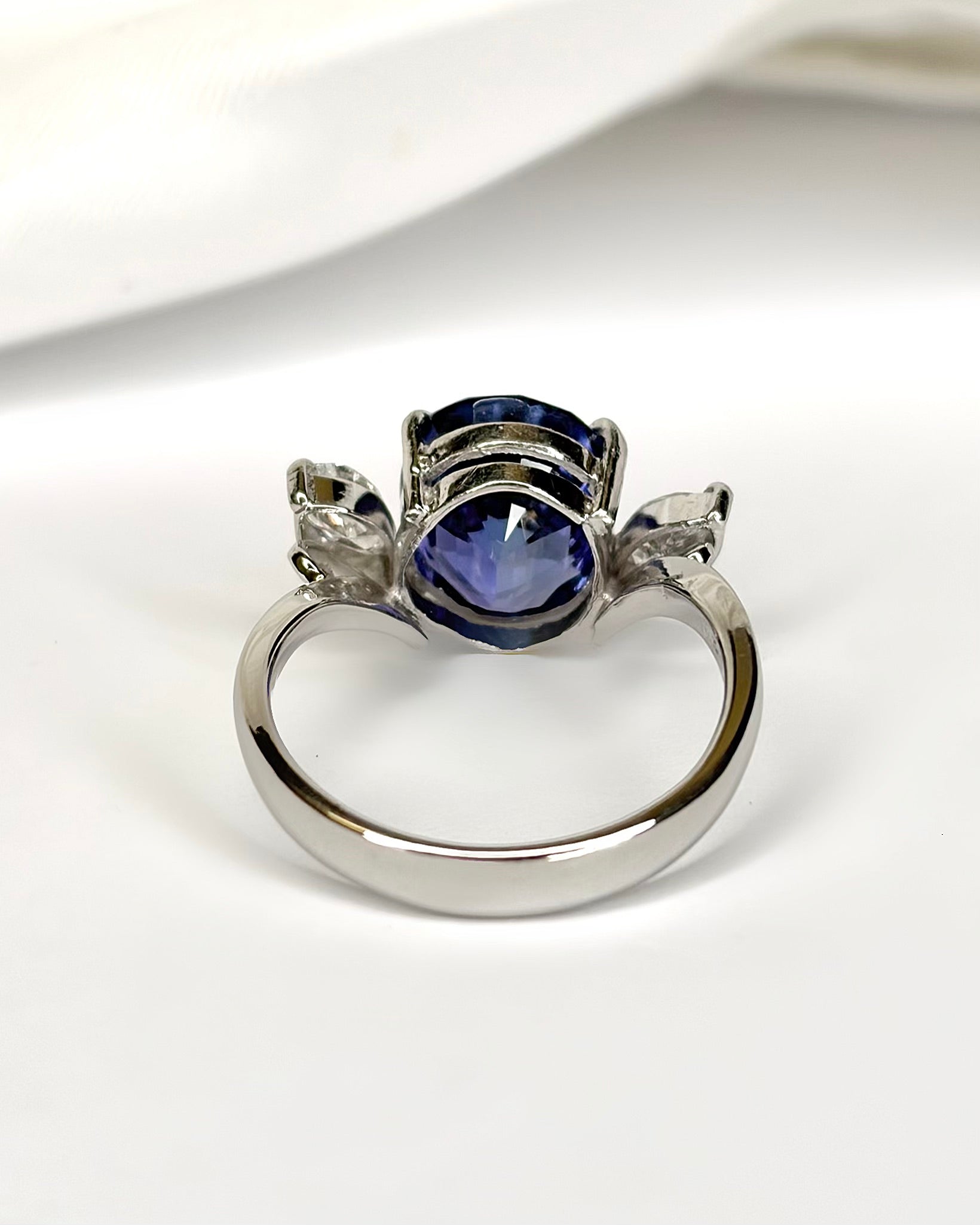 Anillo Trilogía Tanzanita 4.50 quilates y Diamantes 0.40 quilates "Aude"