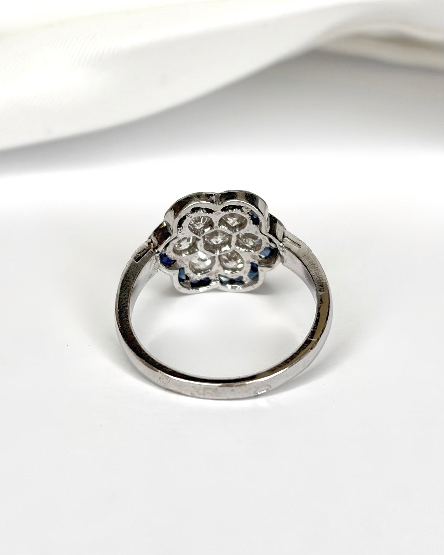 Anillo Art Déco con zafiro de 0,56 quilates y diamantes de 0,56 quilates "Nina"