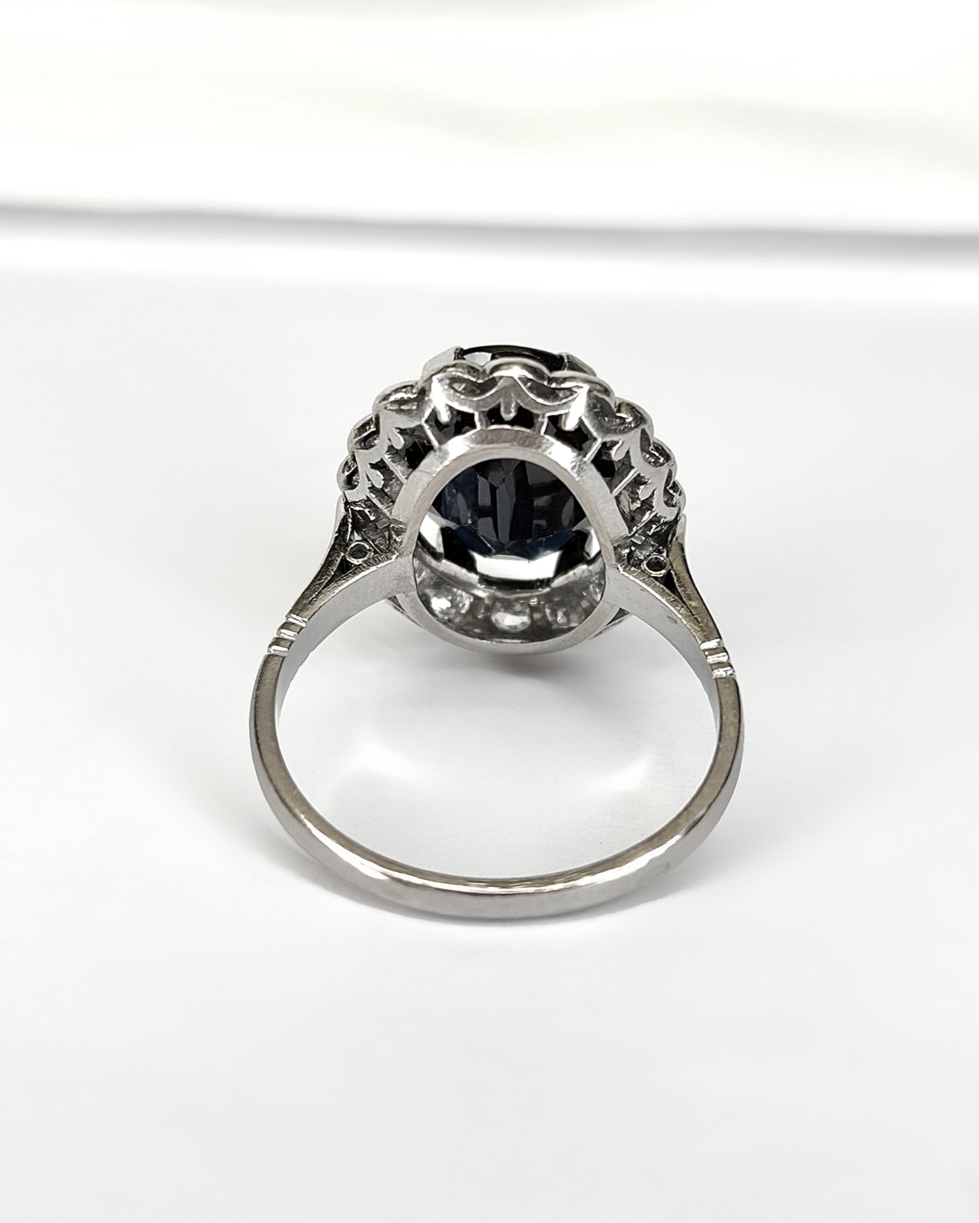 Bague Marguerite Saphir 4.60 carats, Diamants 0.72 carat & Platine 6.64g "Lynda"