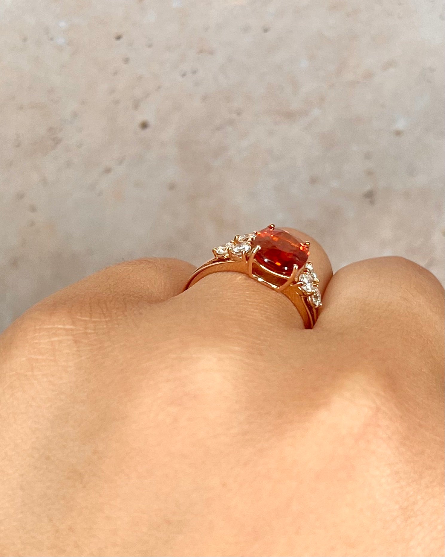 Anillo Trilogía Zafiro Mandarina 3.30 quilates y Diamantes 0.48 quilates "Maëlie"