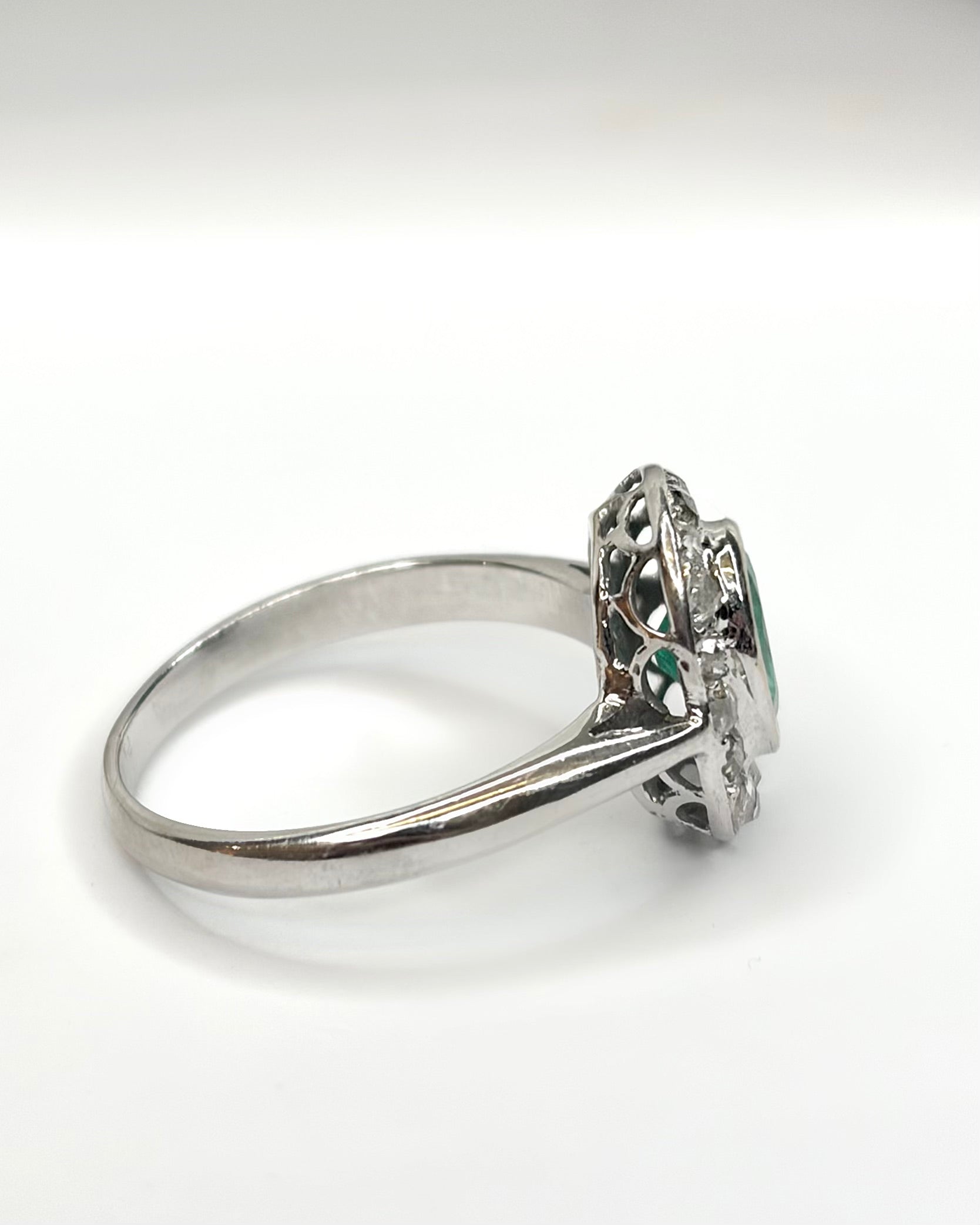 Art Deco Emerald 0.95 Carat & Diamonds 0.20 Carat Ring "Linda"