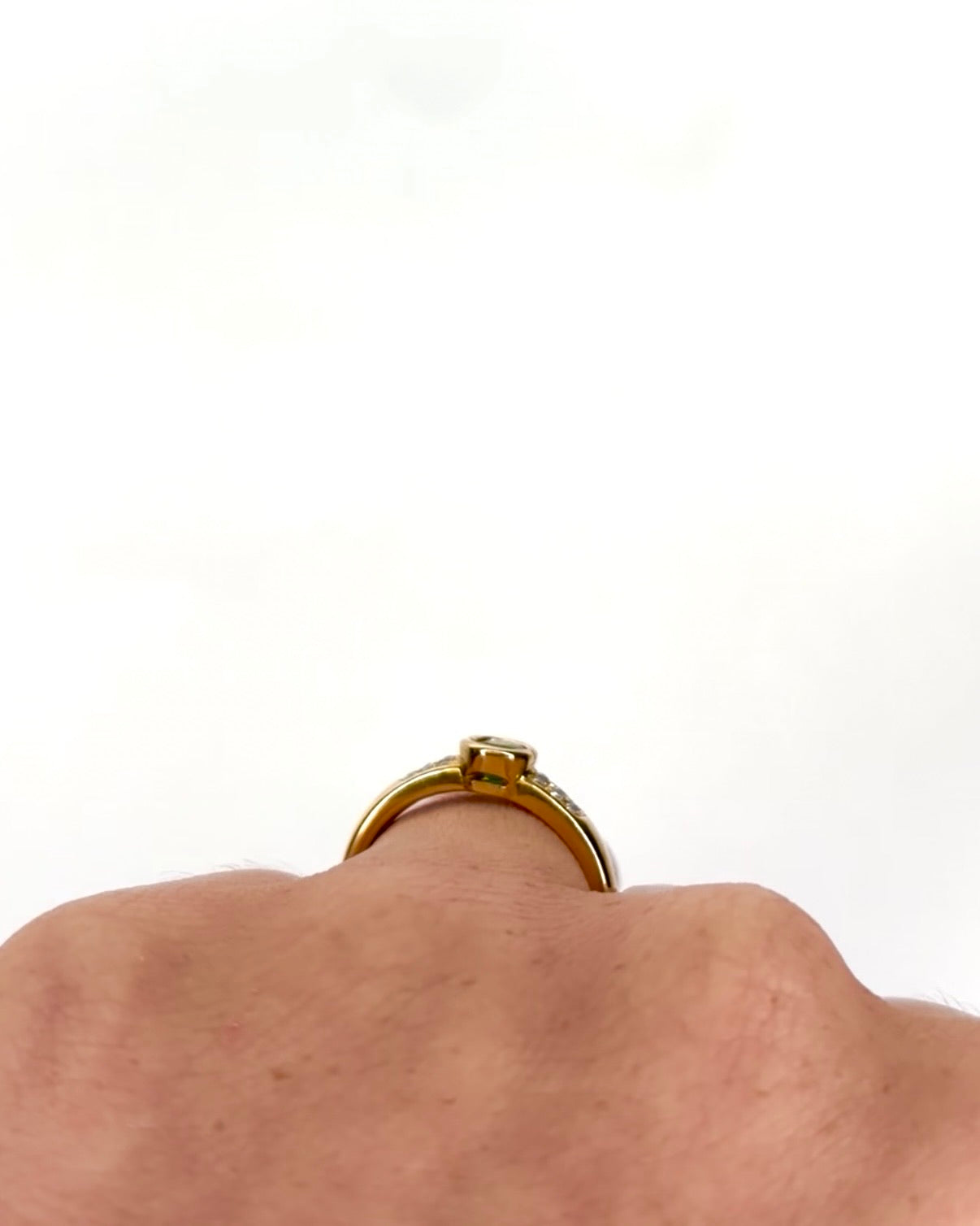 Bague Jonc Solitaire Émeraude 0.70 carat & Diamants "Victoria" - Elliade Paris
