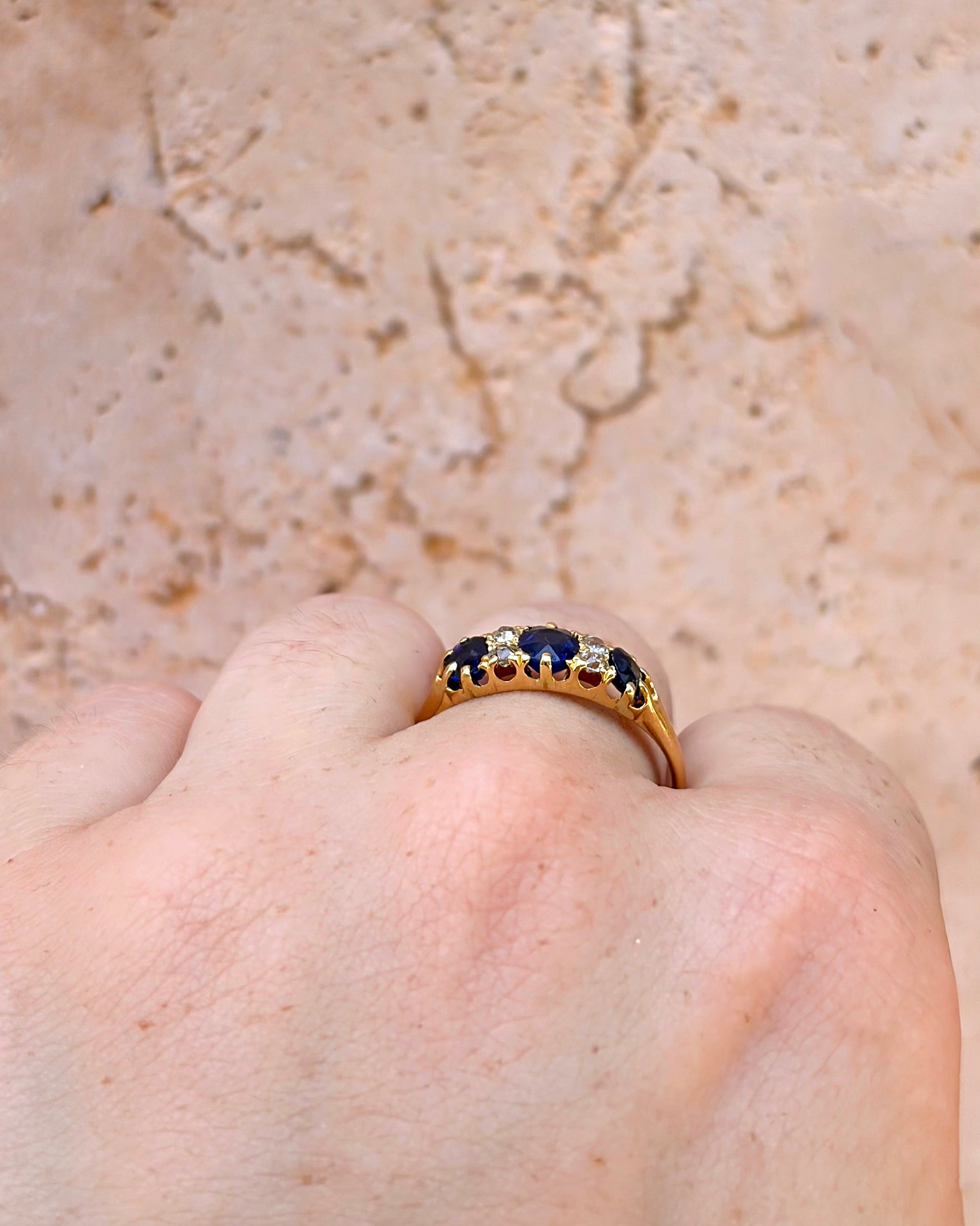 Anillo Rivière con zafiros de 1.20 quilates y diamantes de 0.20 quilates "Rozenne"