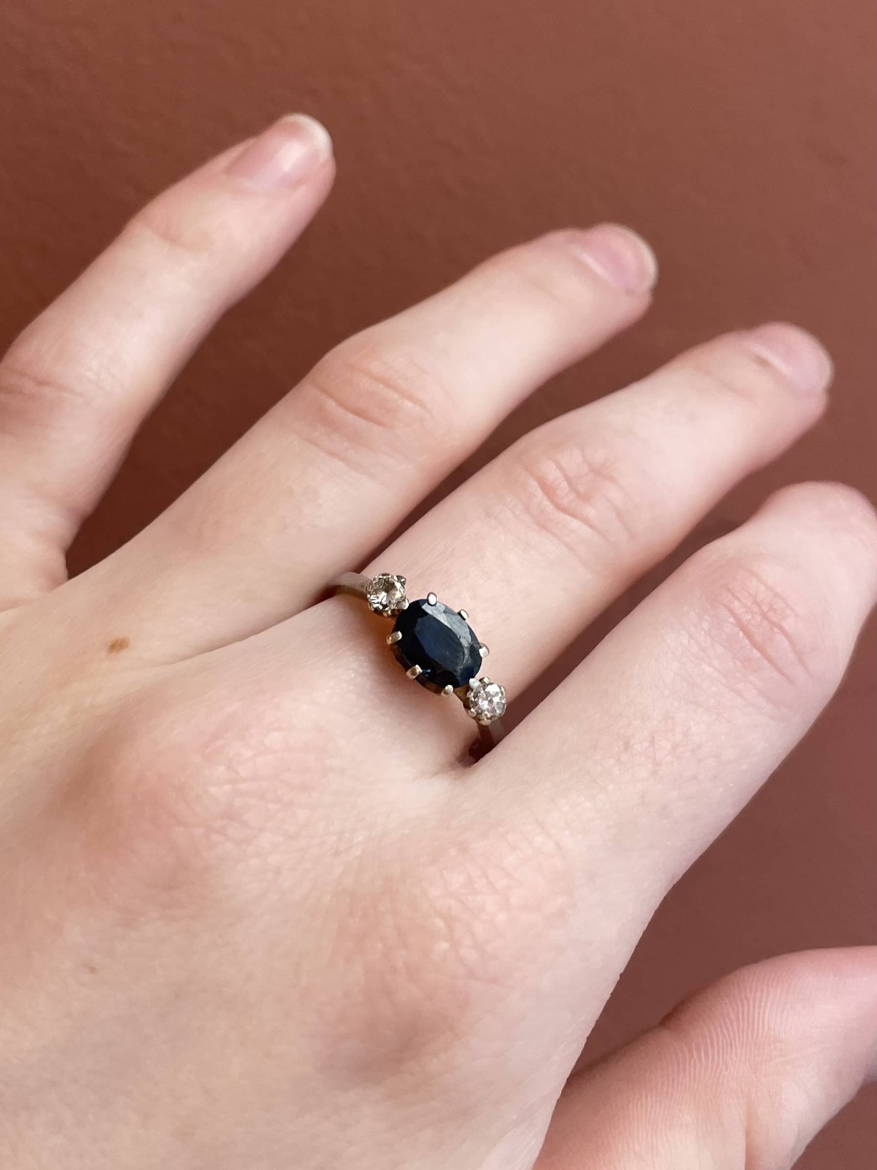 Anillo "Danny" de trilogía de zafiros y diamantes de 1,55 quilates