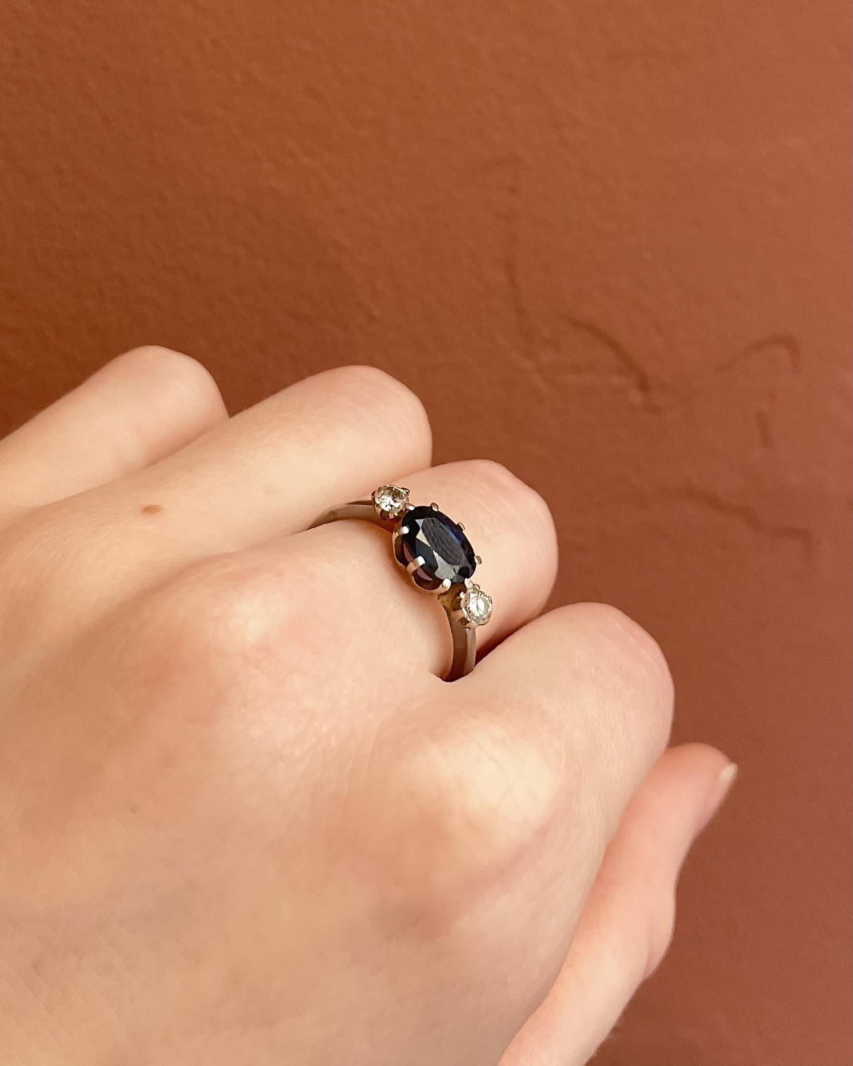 Anillo "Danny" de trilogía de zafiros y diamantes de 1,55 quilates