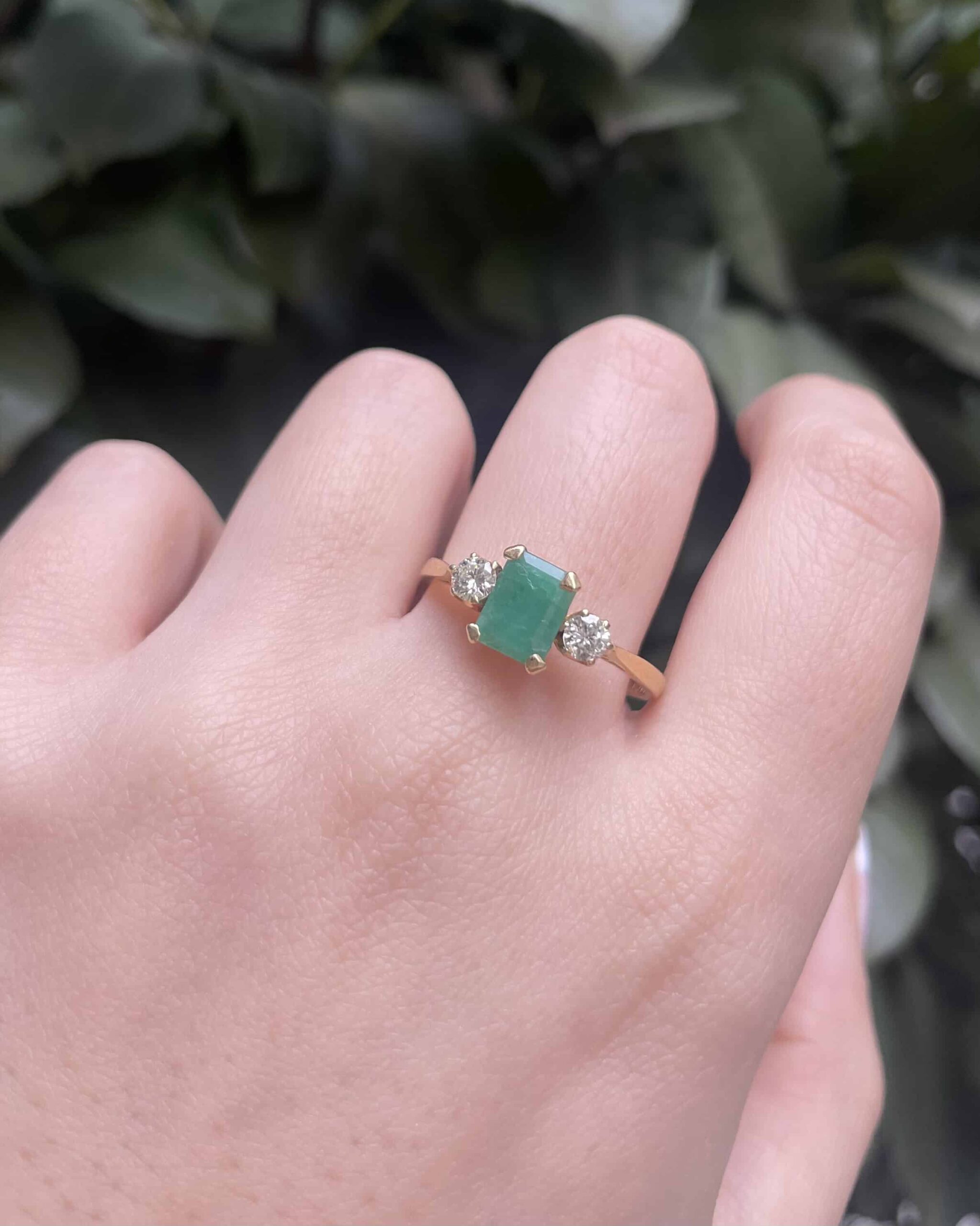 Bague Trilogie Émeraude 0.90 carat & Diamants "Anna"