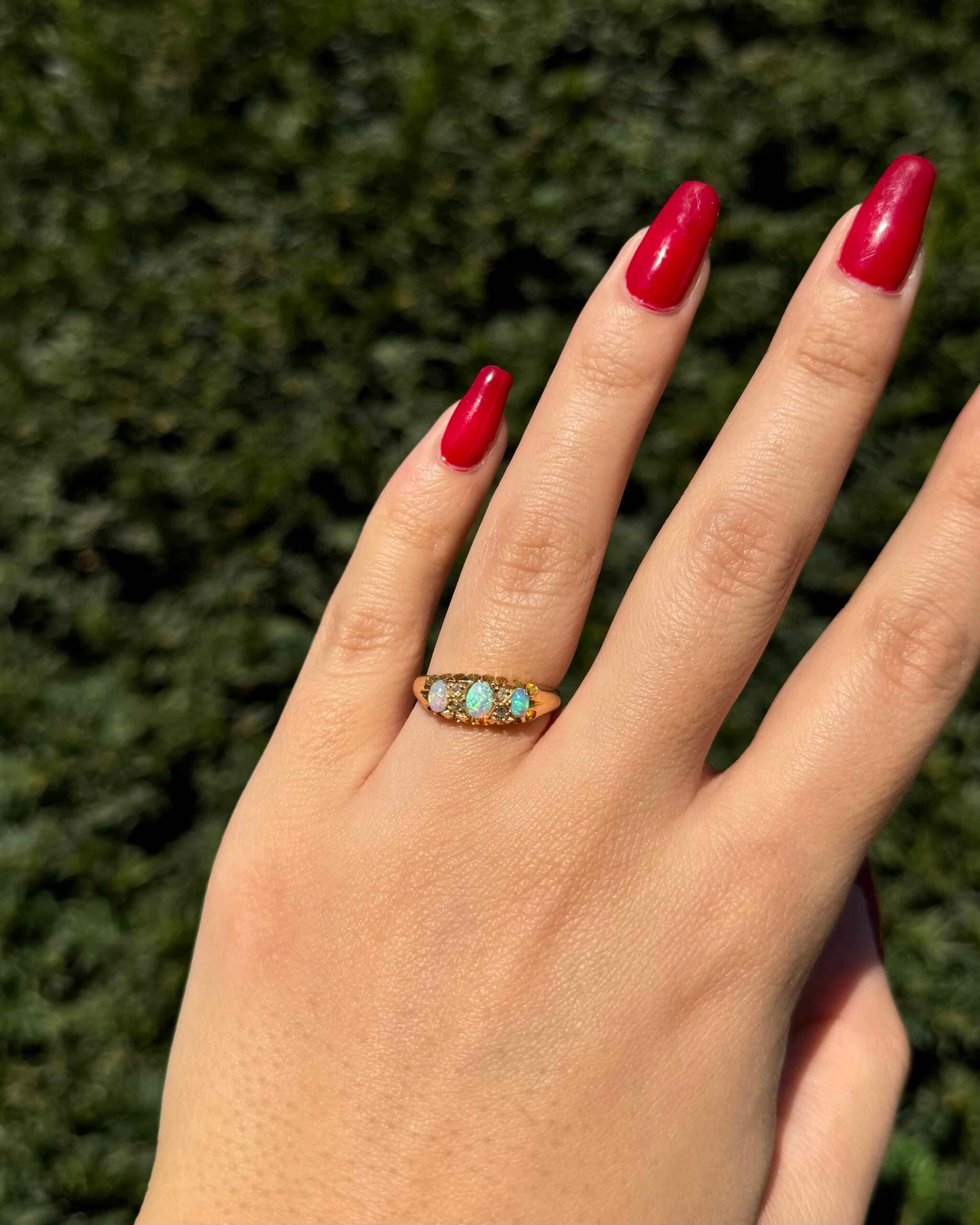 Anillo de trilogía de ópalo y diamantes "Brianna"