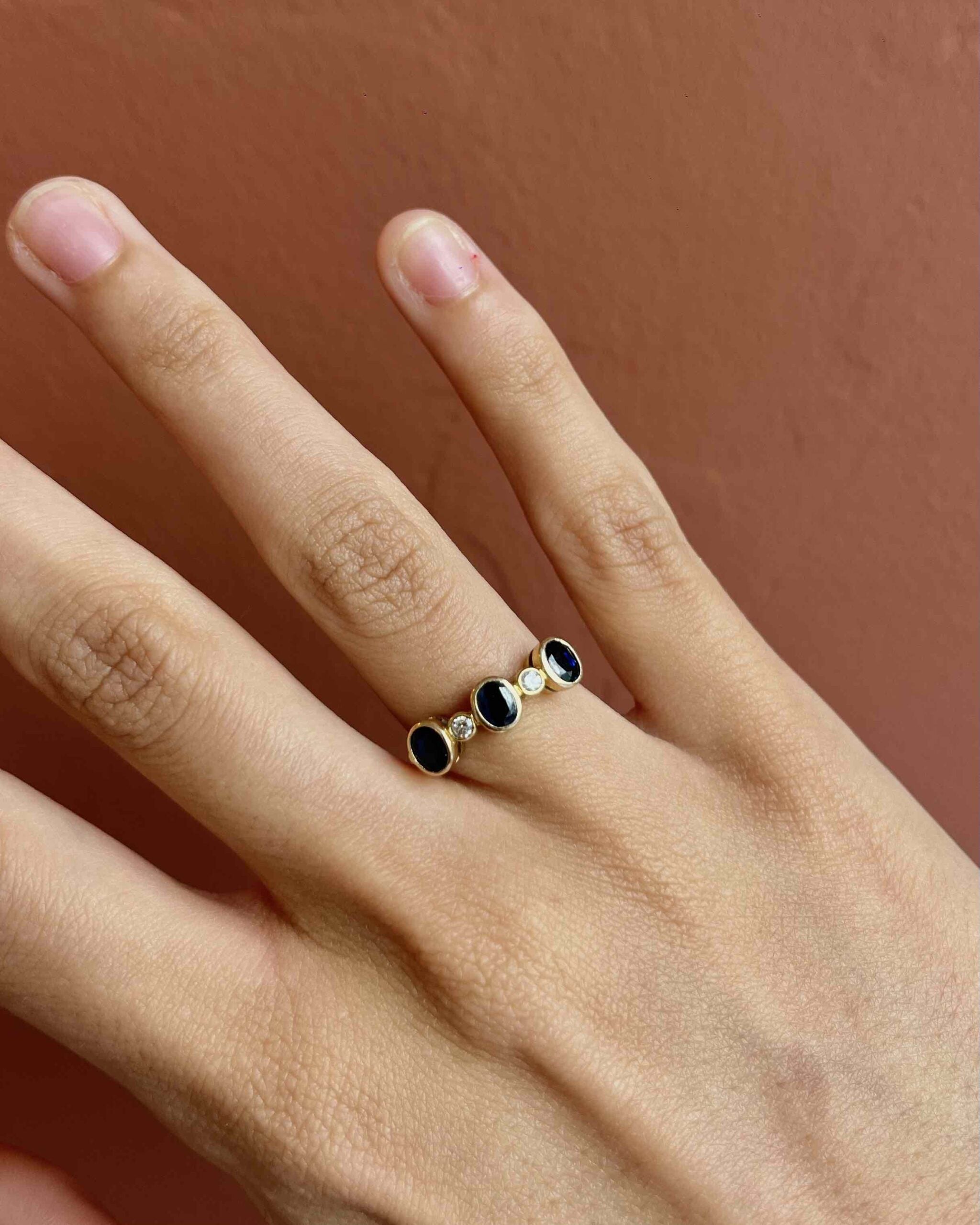 Bague vintage Trilogie Saphirs et diamants "Cheryl"