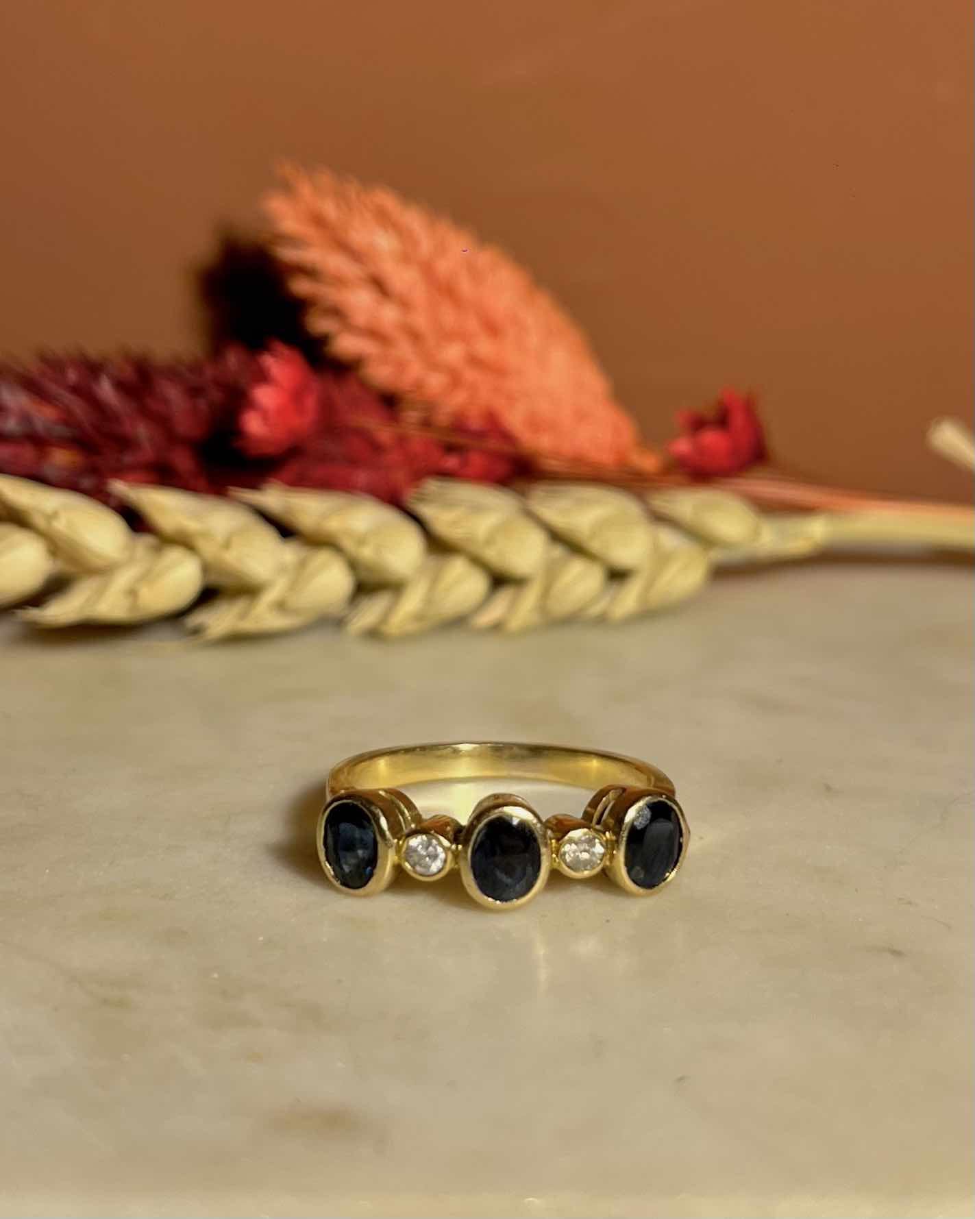 Bague vintage Trilogie Saphirs et diamants "Cheryl"