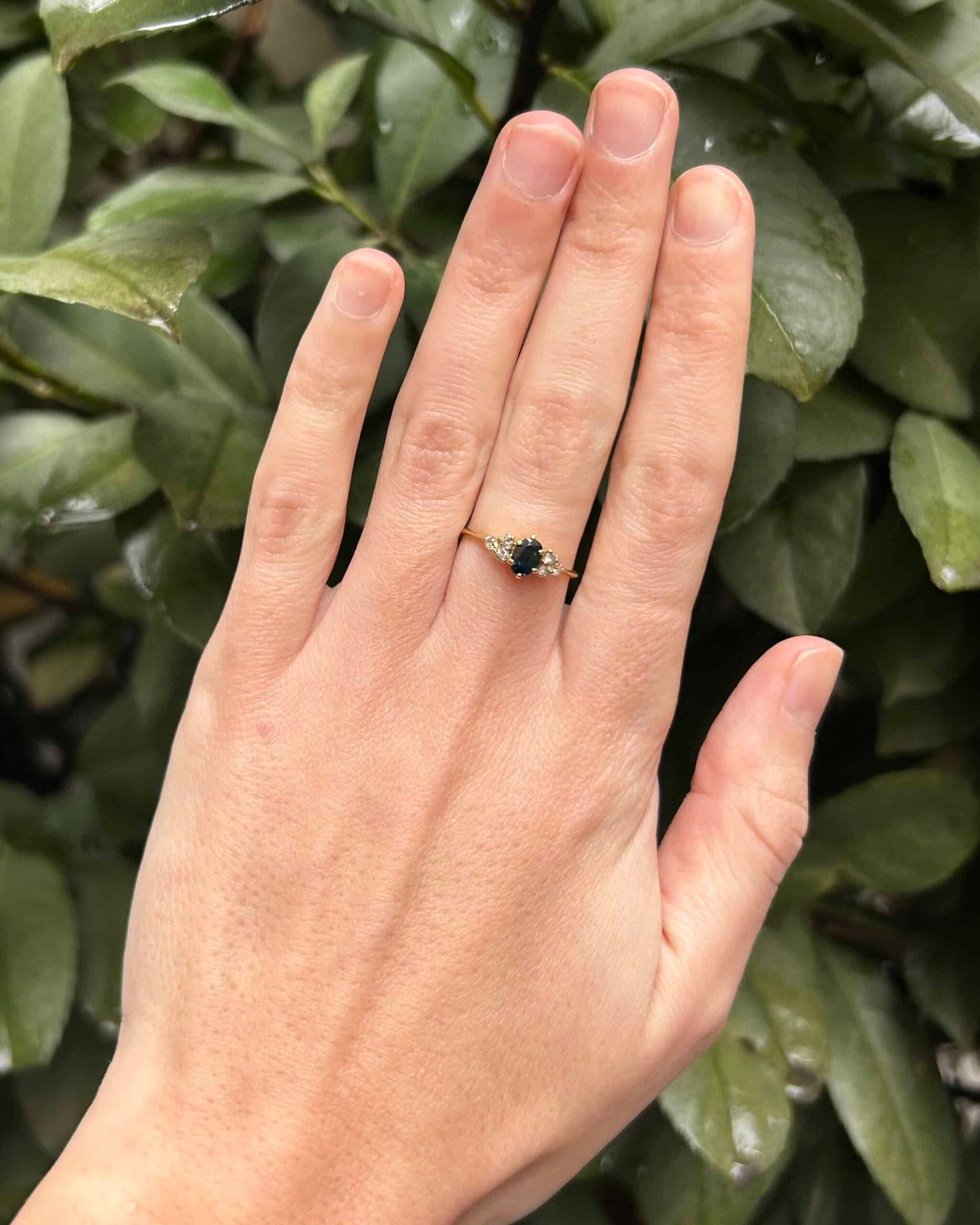 Anillo "Maeve" de trilogía de zafiros y diamantes de 0,60 quilates