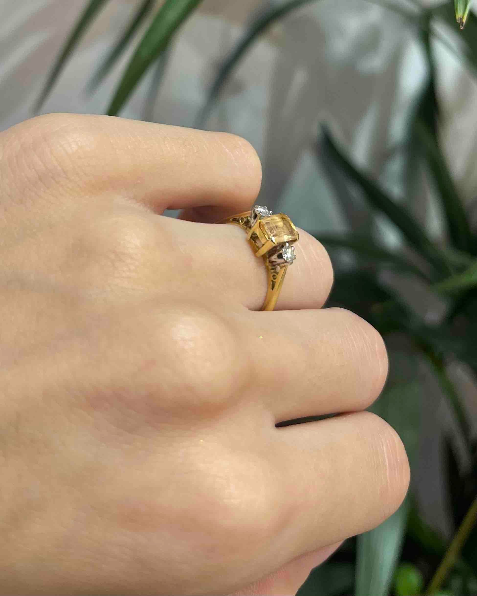 Anillo de trilogía de topacio imperial y diamantes "Selene"