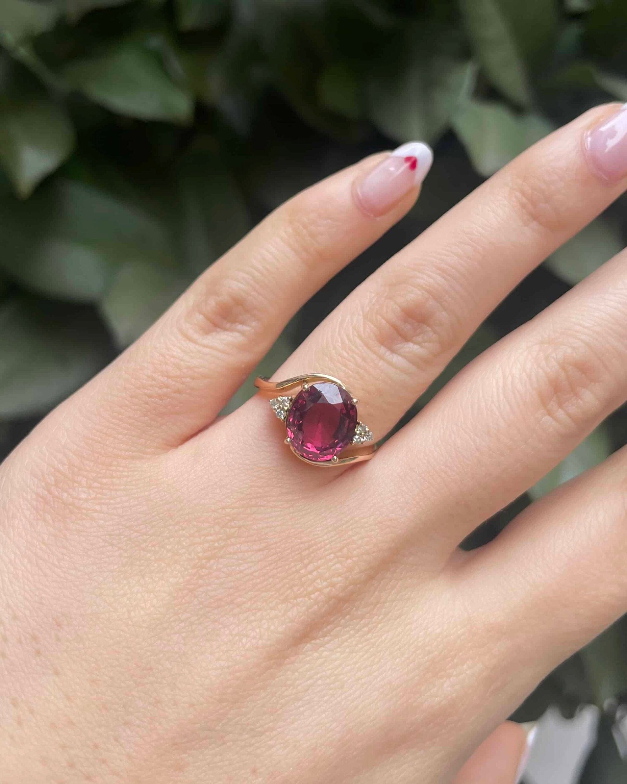 Anillo trilogía “Lara” de turmalina y diamantes de 3,10 quilates