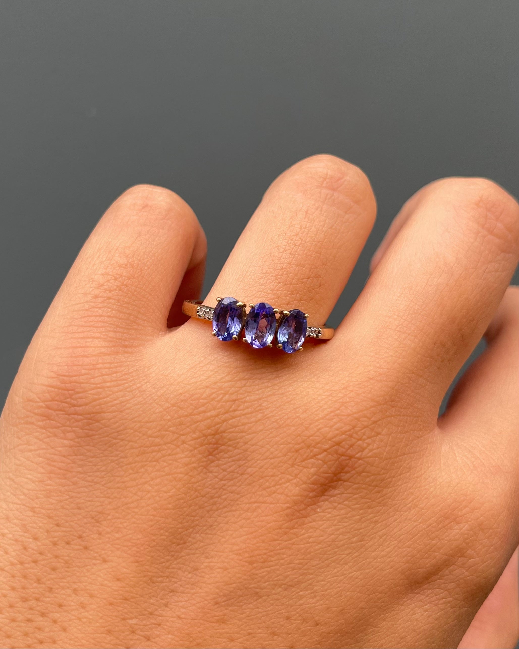 Anillo Trilogía Tanzanitas 1.65 quilates y Diamantes "Agathe"