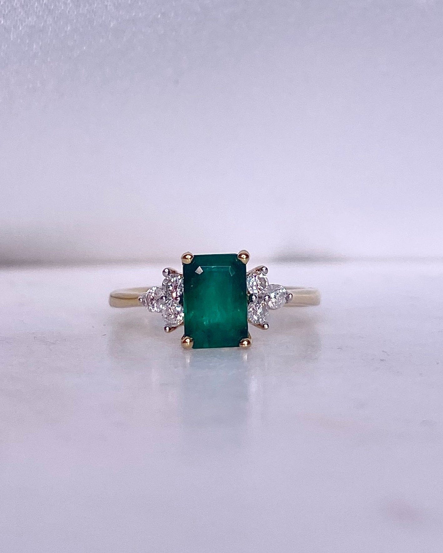 Anillo Trilogía Esmeralda 1.10 quilates y Diamantes “Sierra”