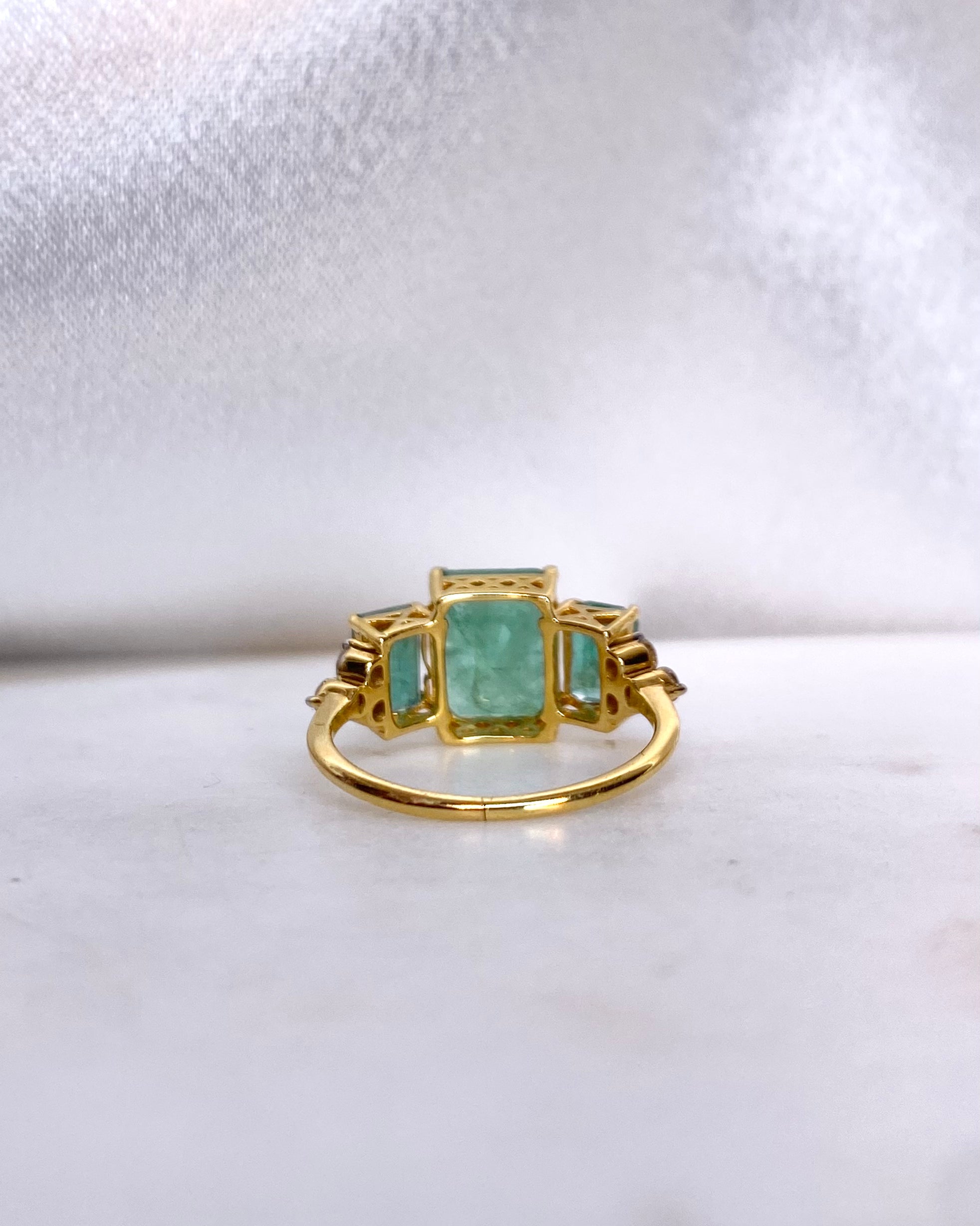 Anillo Trilogía Esmeraldas 3.10 quilates y Diamantes "Hortensia"