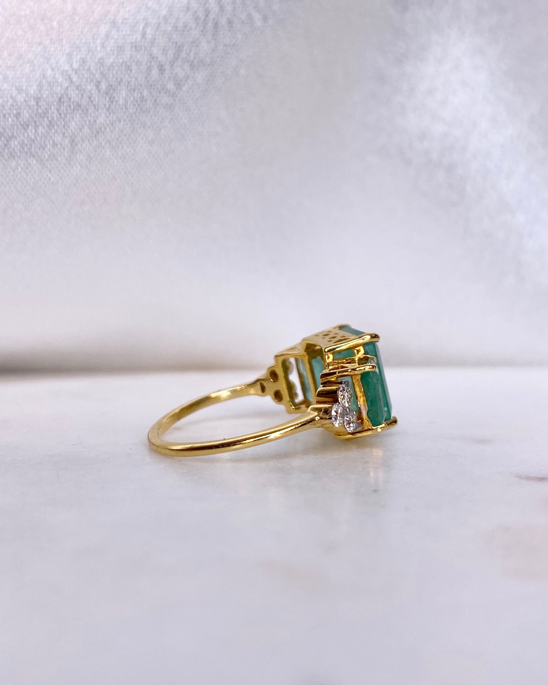 Anillo Trilogía Esmeraldas 3.10 quilates y Diamantes "Hortensia"