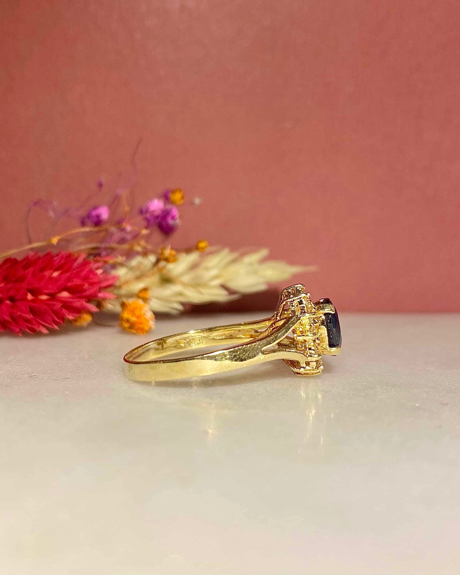 Anillo "Julia" con zafiro de 0,75 quilates y 12 diamantes en forma de margarita