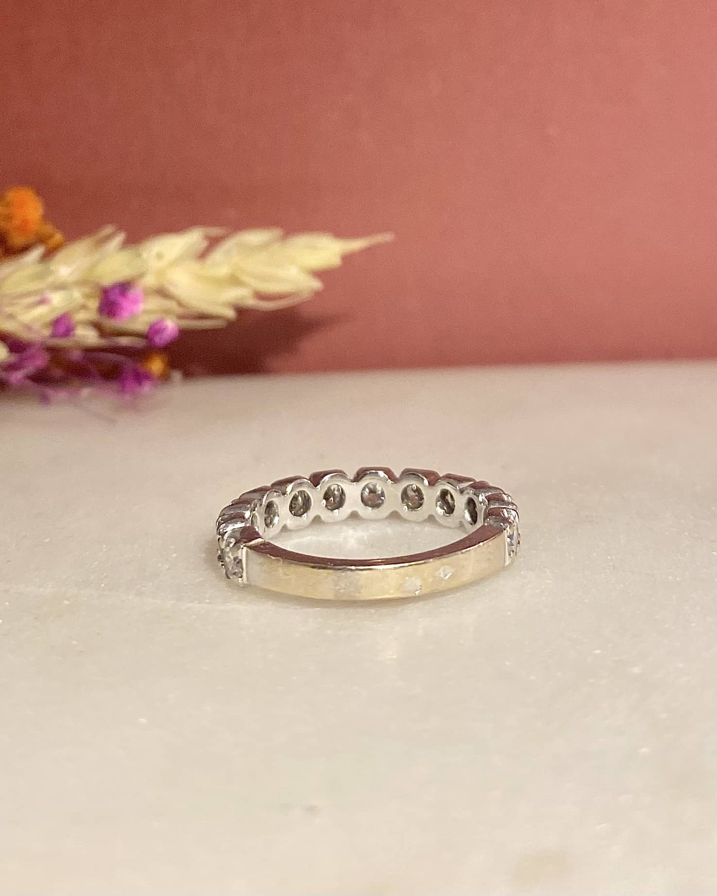 Alianza de media boda "Jacqueline" con 12 diamantes de 1 quilate