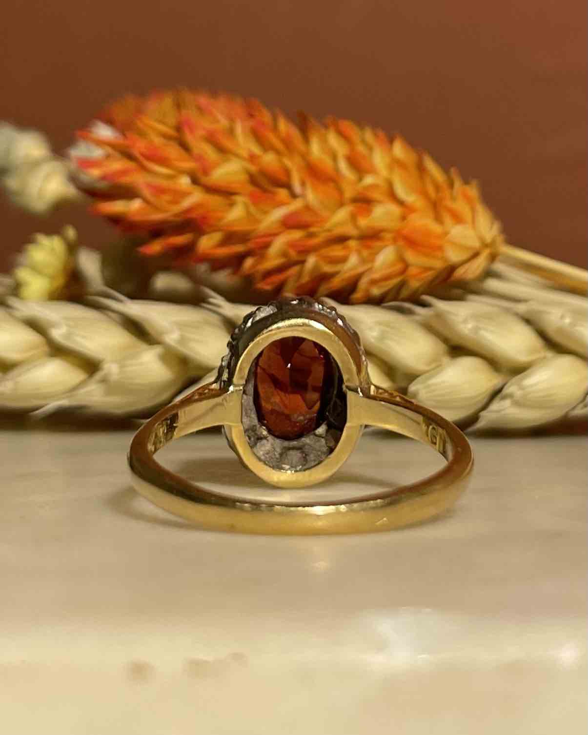 Anillo "Zoella" con margaritas de granate y diamantes