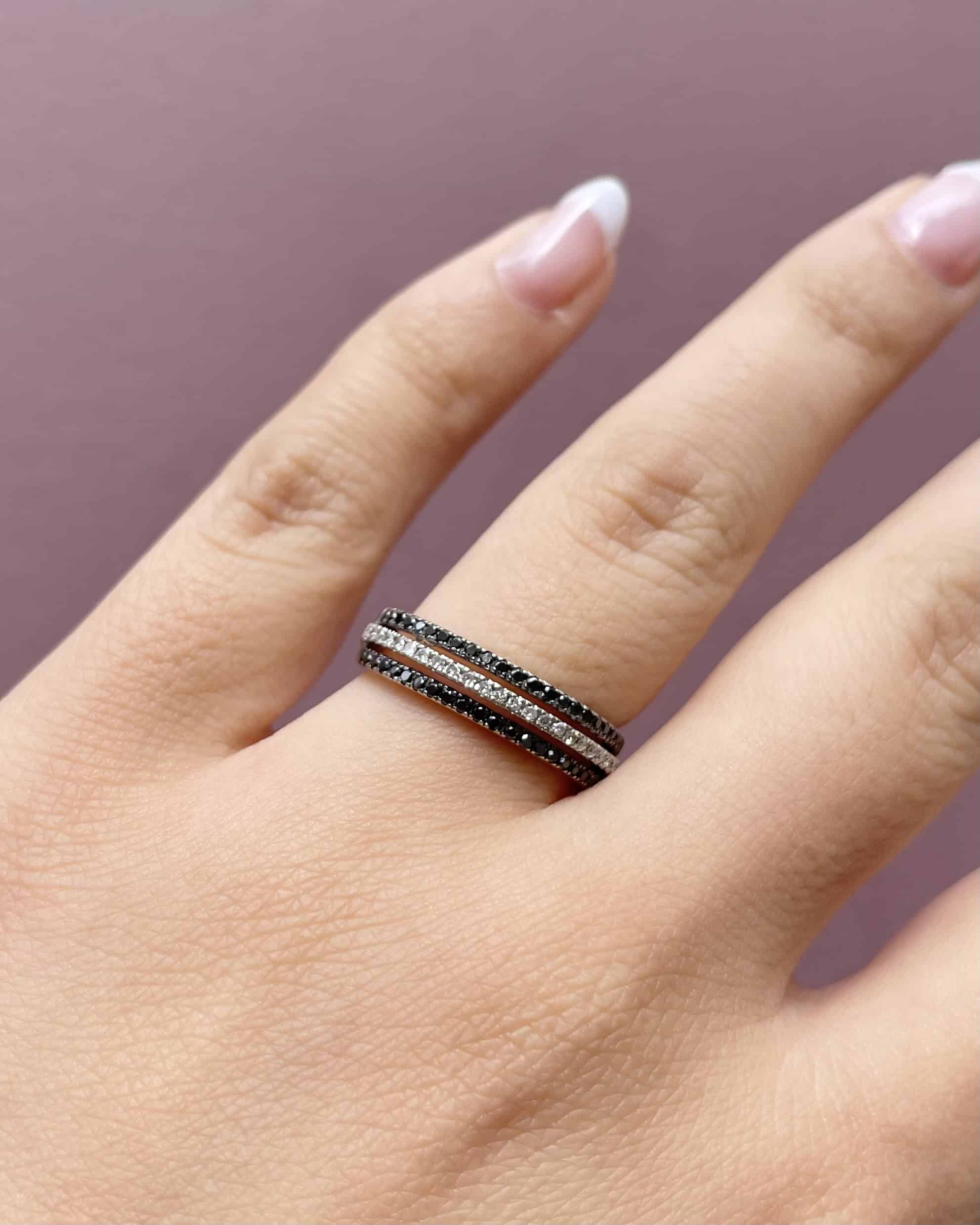 Anillo de río con diamantes blancos y negros “Stephanie”