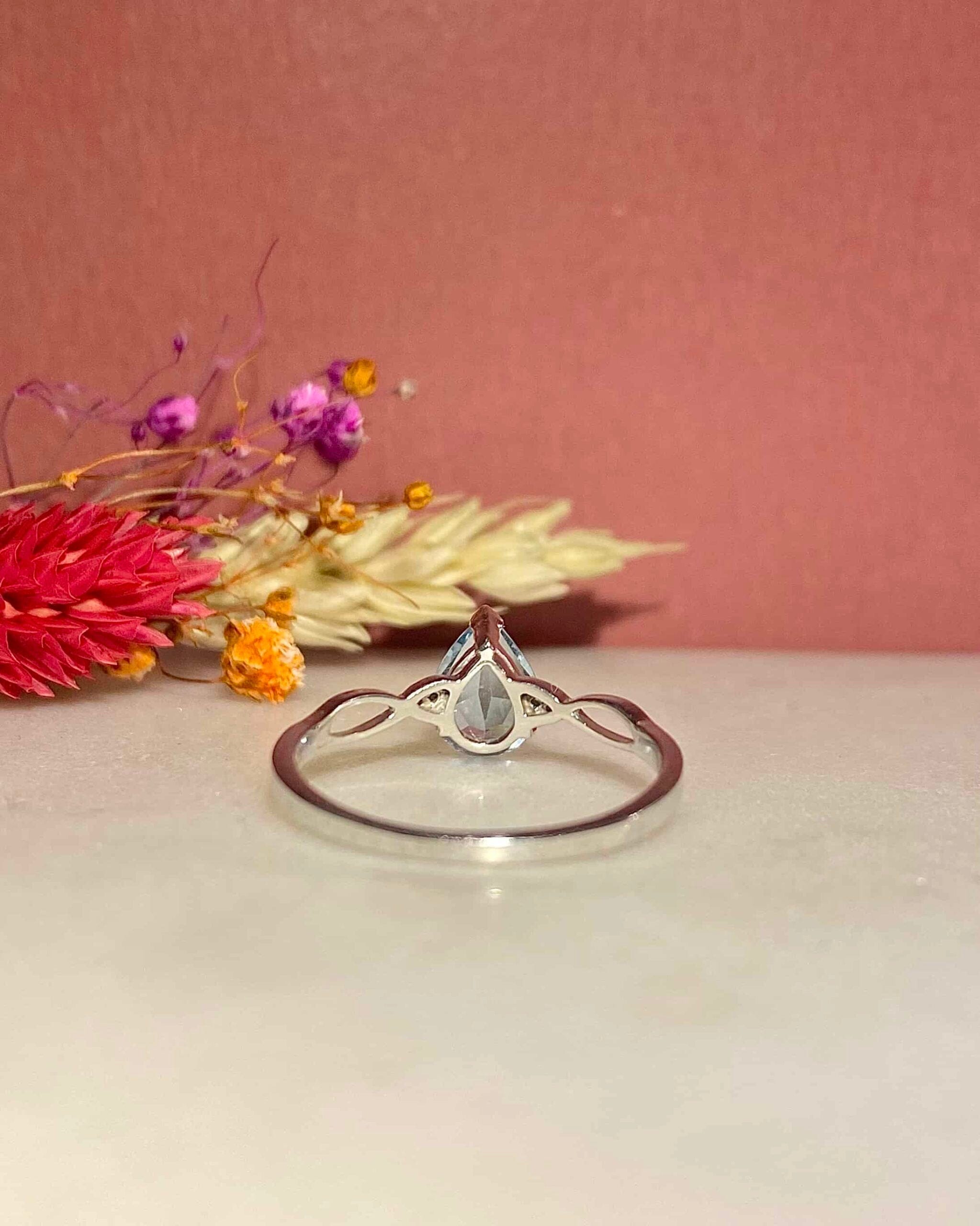 Anillo "Tina" de trilogía de topacio y diamantes de 1,20 quilates