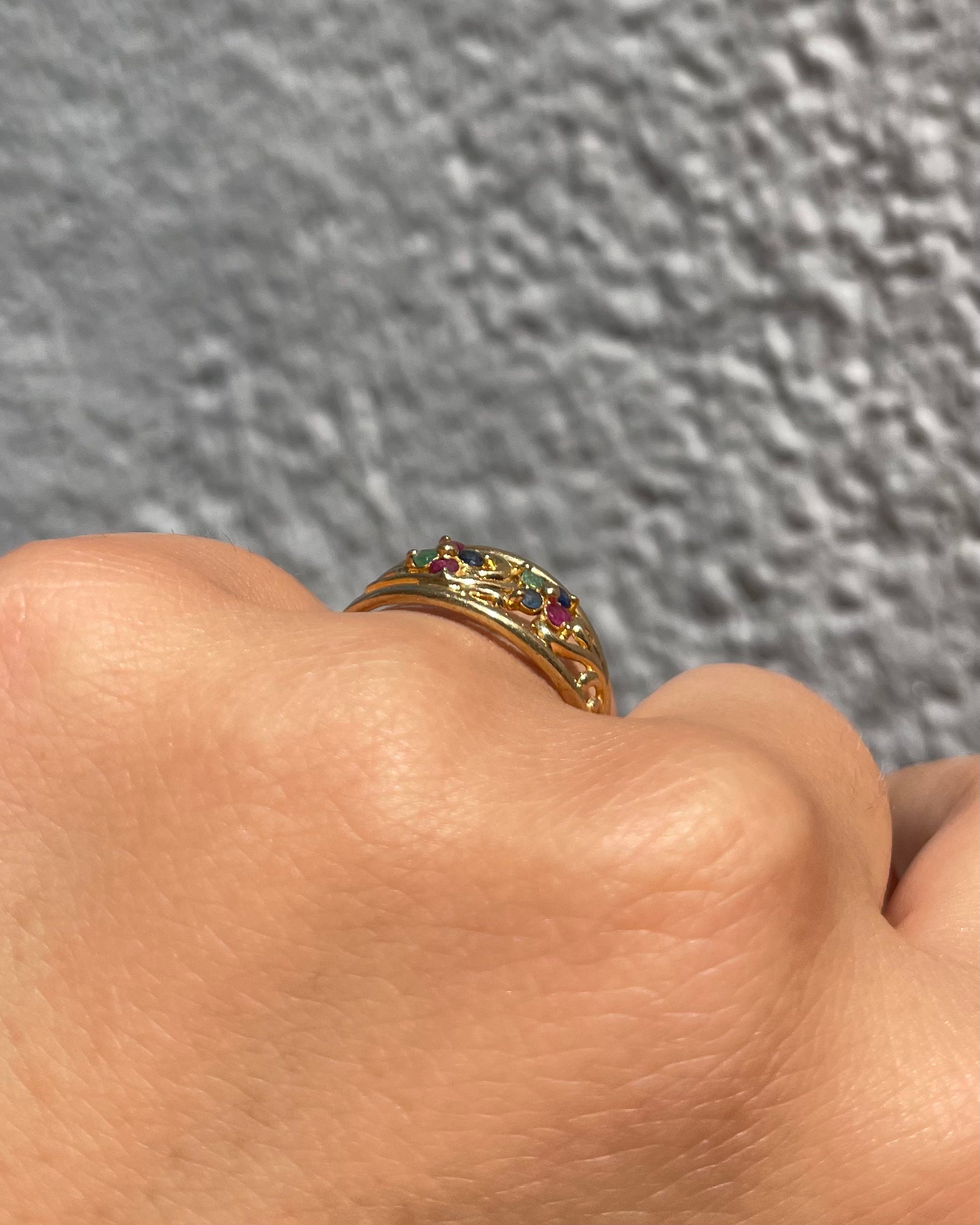 Anillo de banda con zafiros, rubíes y esmeraldas "Denova"