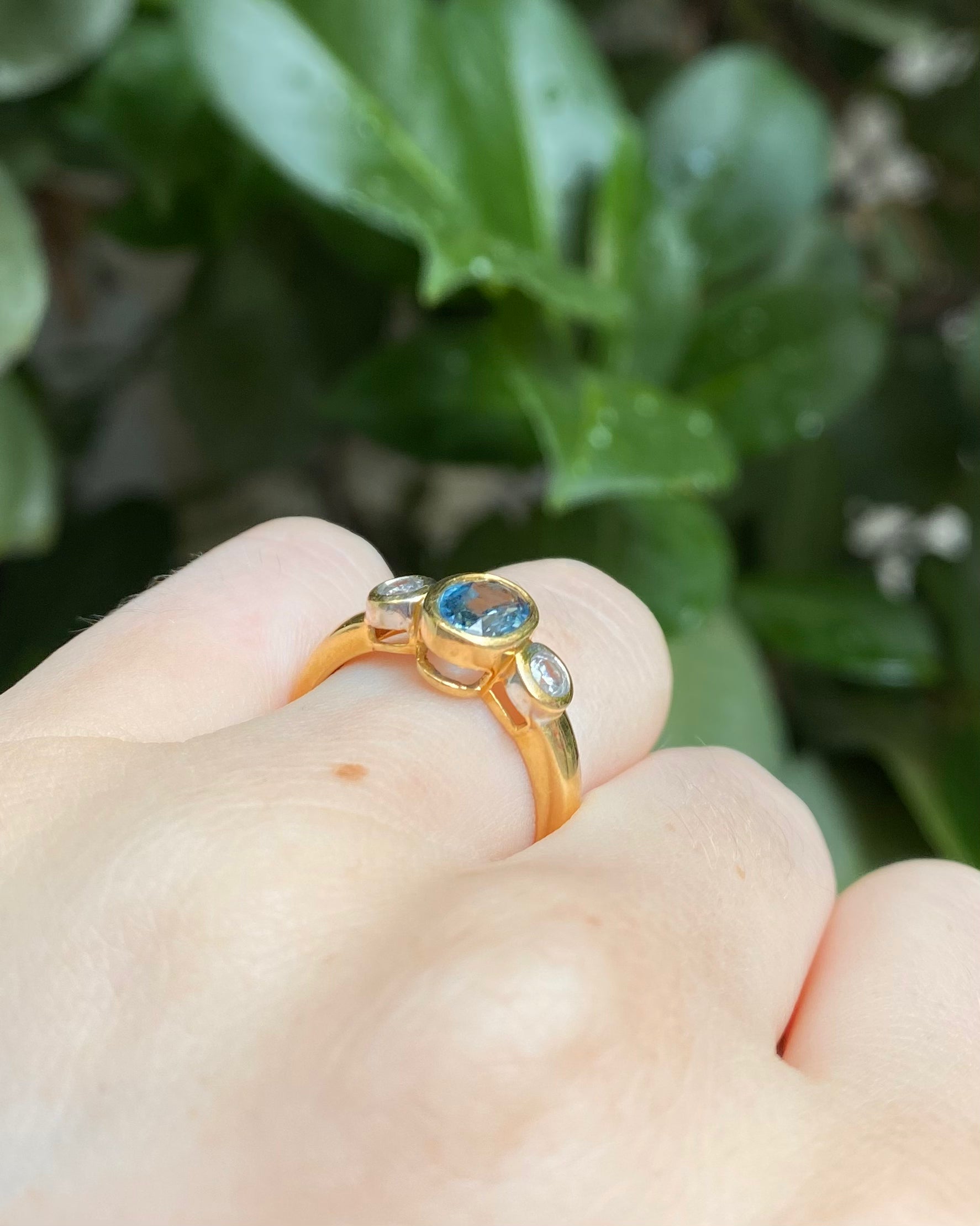 Anillo Trilogía Zafiro 1 quilate y Diamantes "Jacqueline"