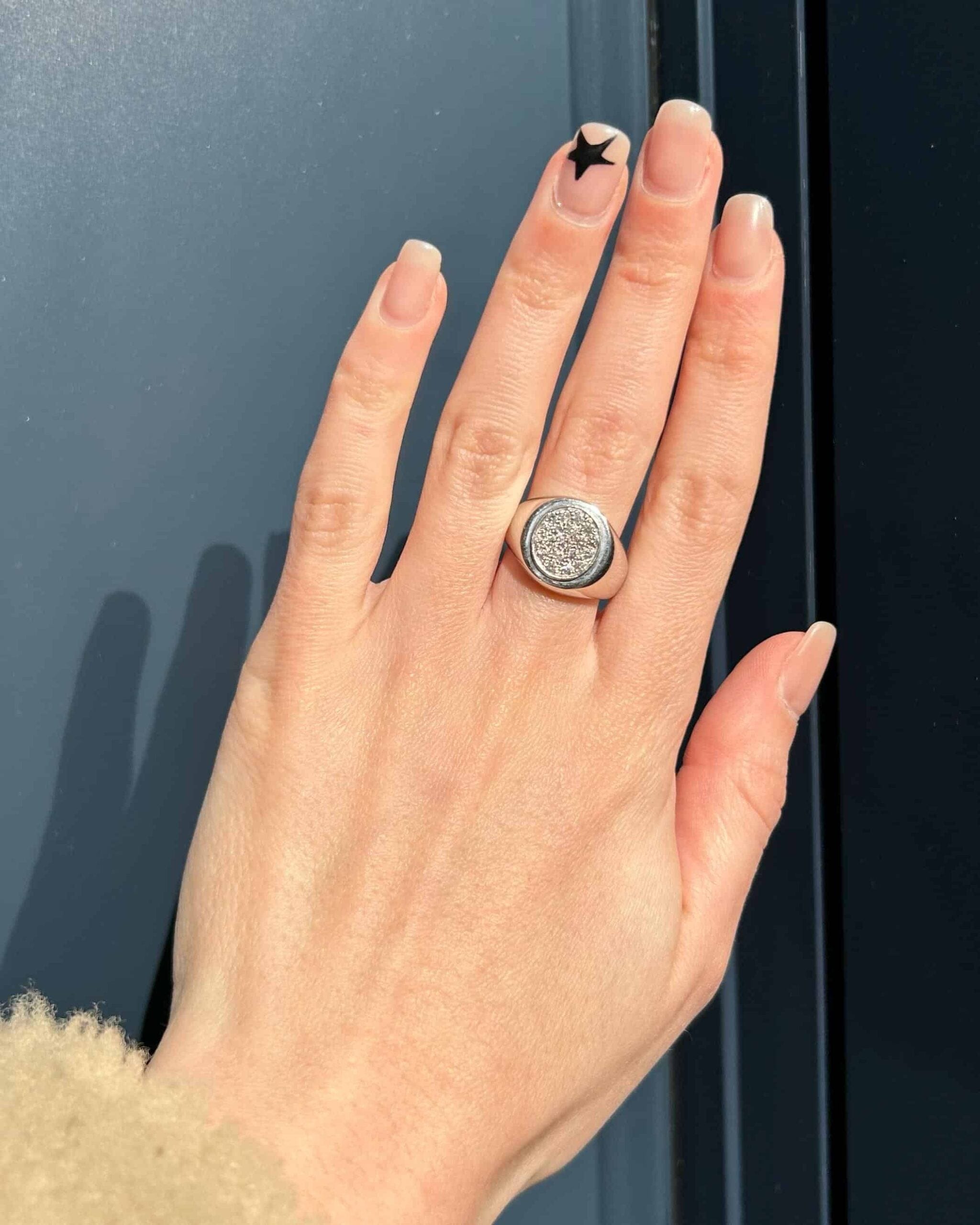 Anillo de sello vintage "Gabriella" con 19 diamantes