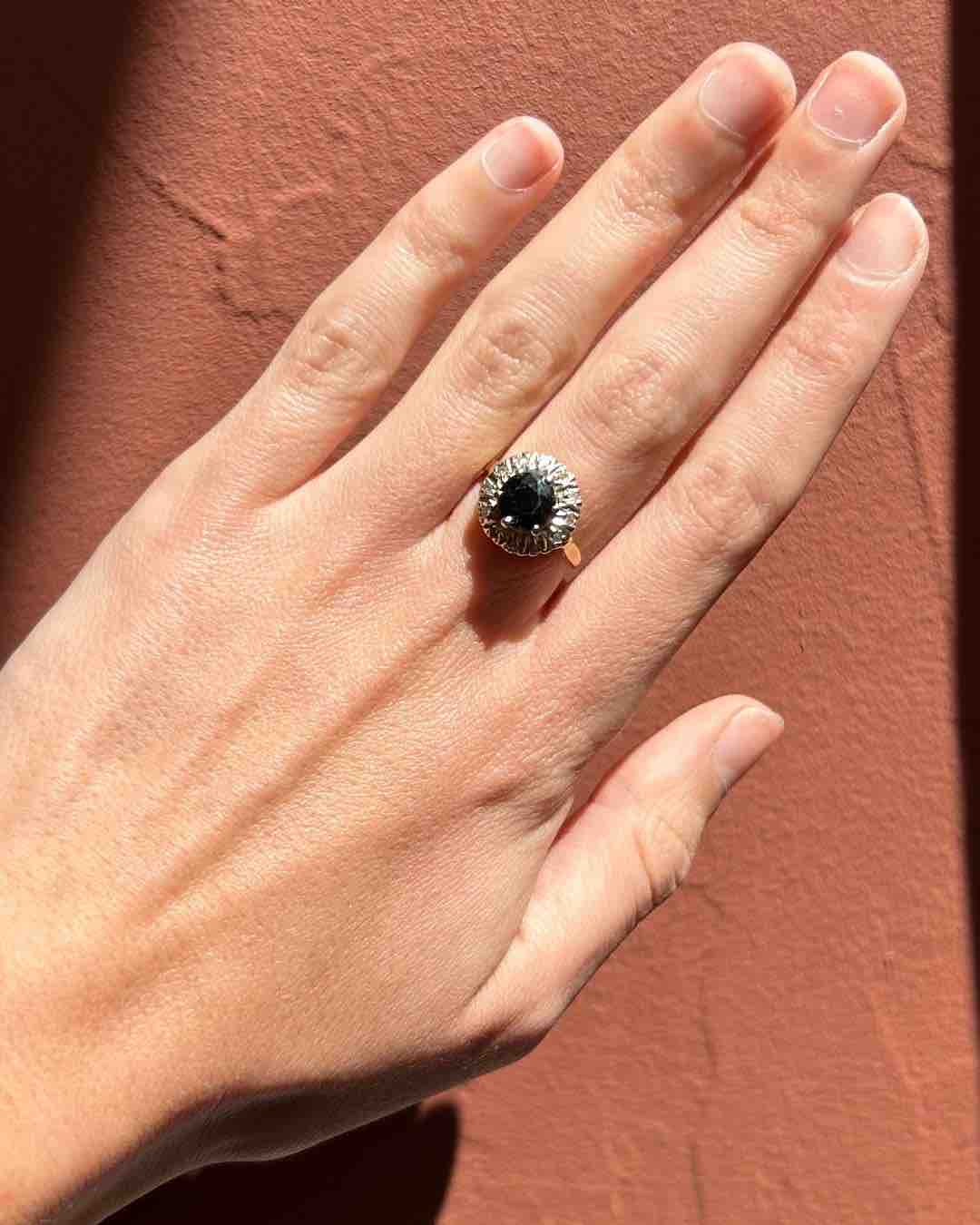 Anillo "Sybella" con margaritas de zafiro y diamantes