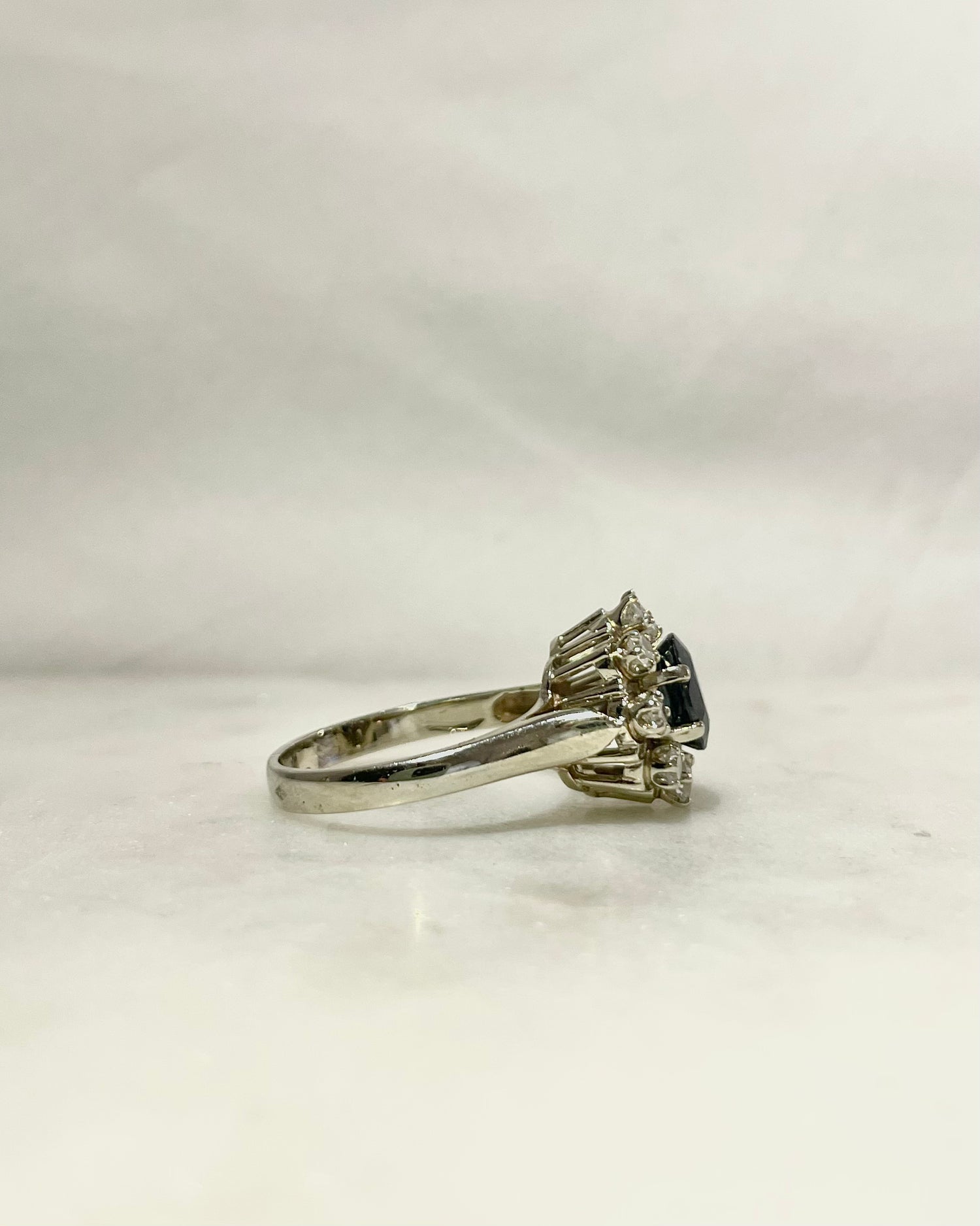 Bague Marguerite Saphir 1.32 carat &amp; Diamants &quot;Reyah&quot;