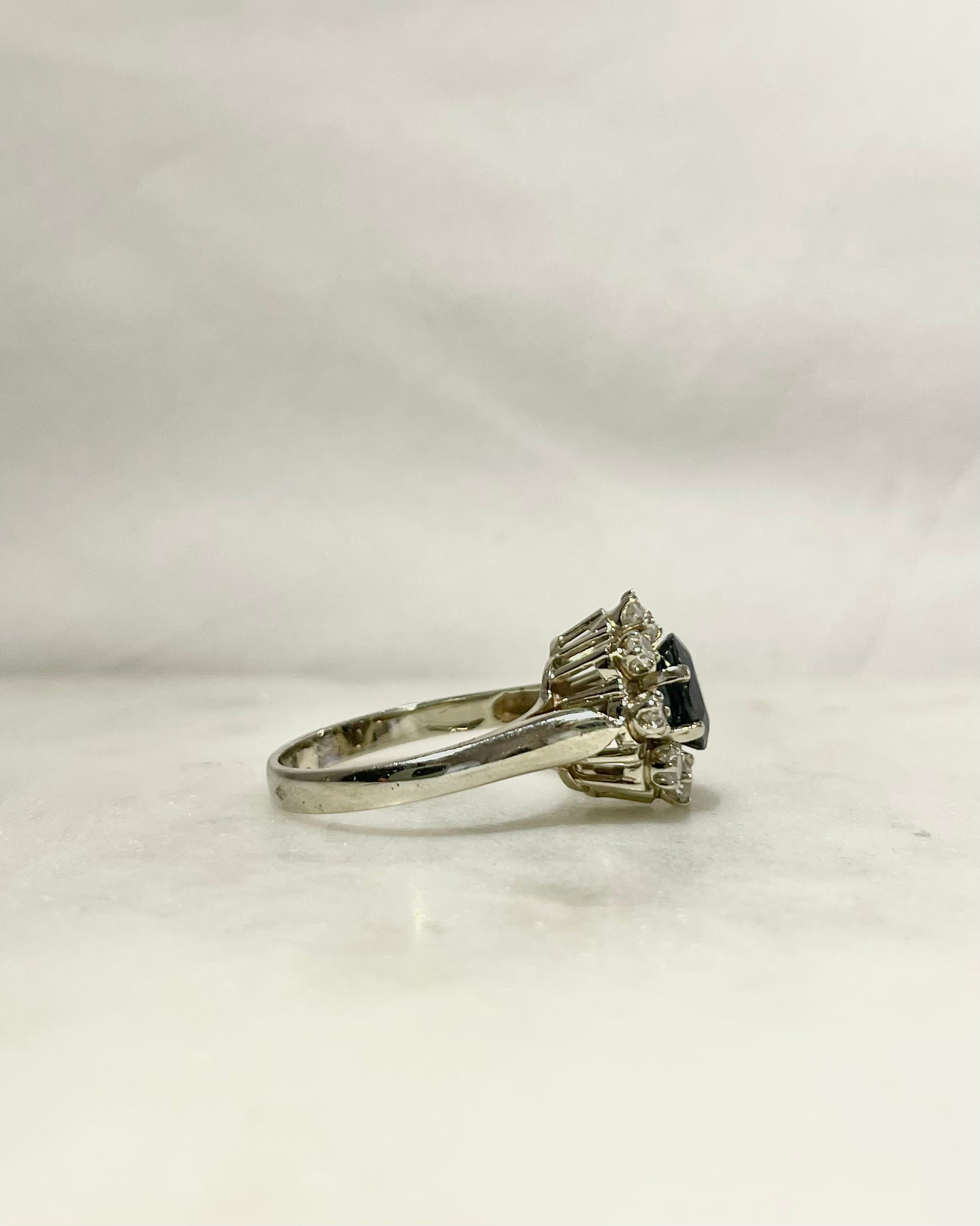 Anillo Margarita Zafiro 1.32 quilates y Diamantes "Reyah"