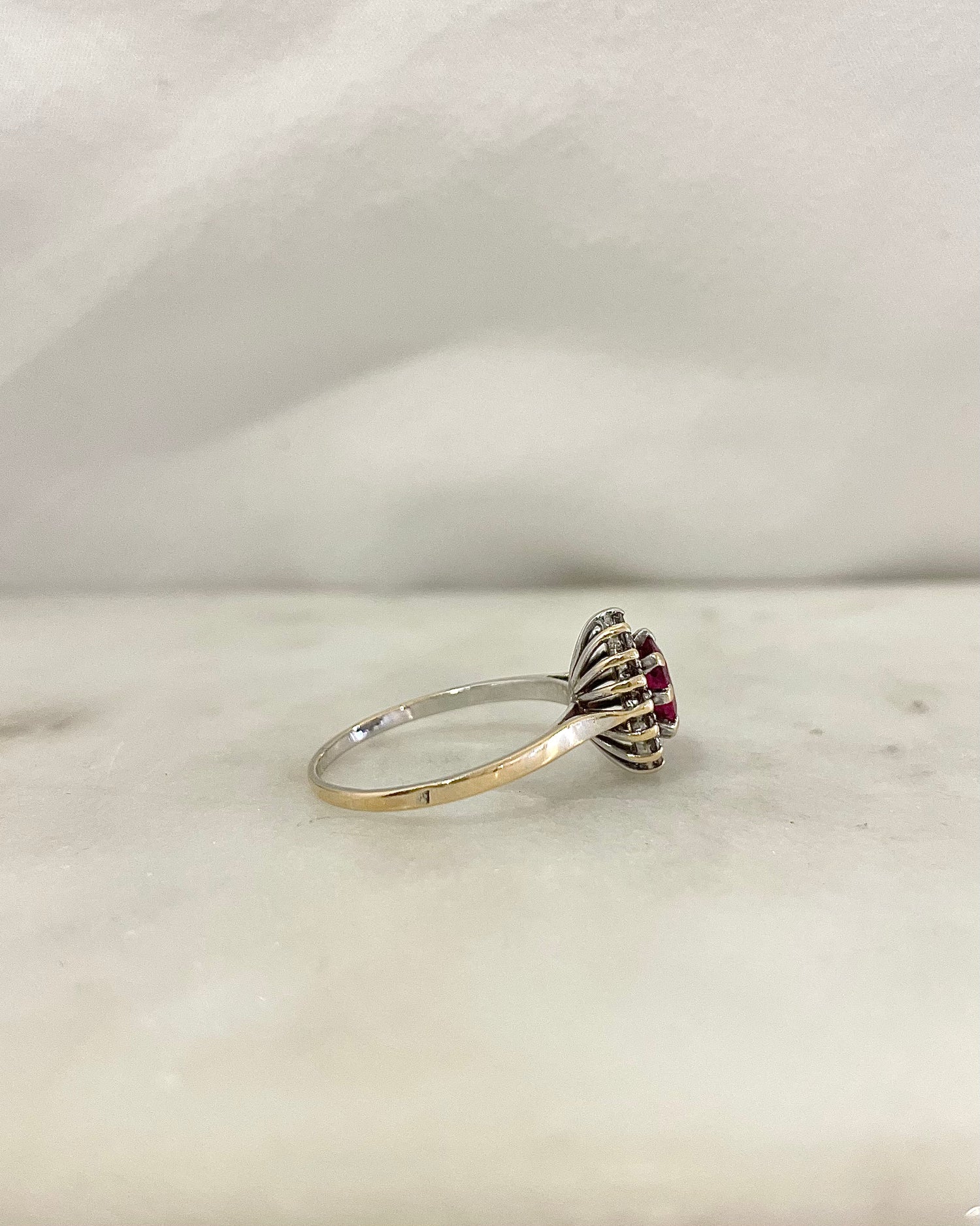 Bague Marguerite Rubis 0.70 carat &amp; Diamants &quot;Sybille&quot;