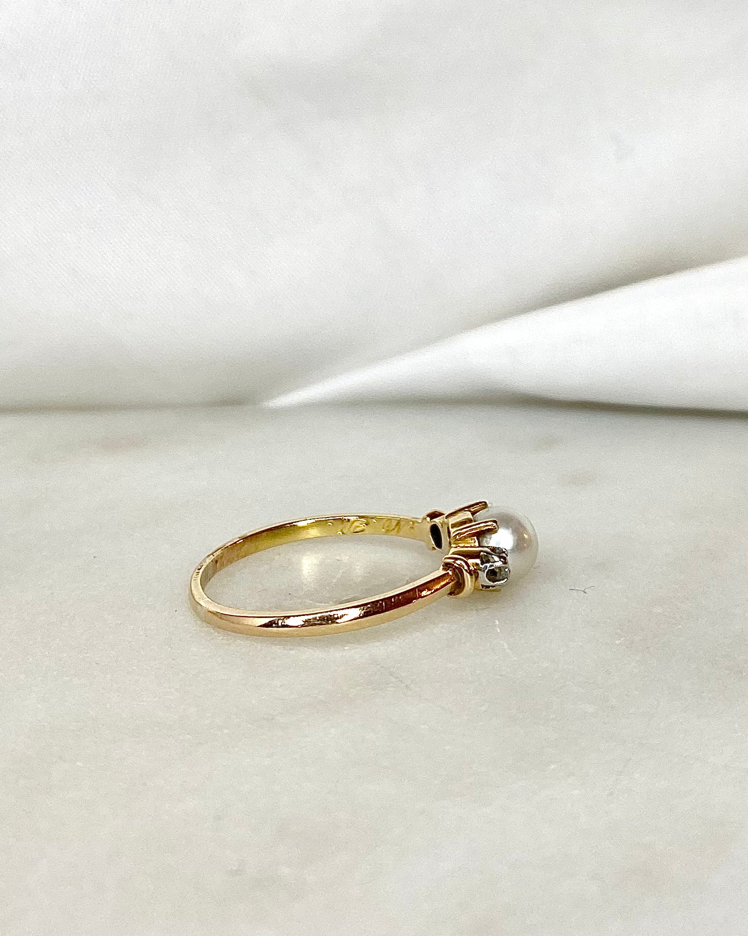 Anillo Trilogía Perla y Diamantes "Floriane"