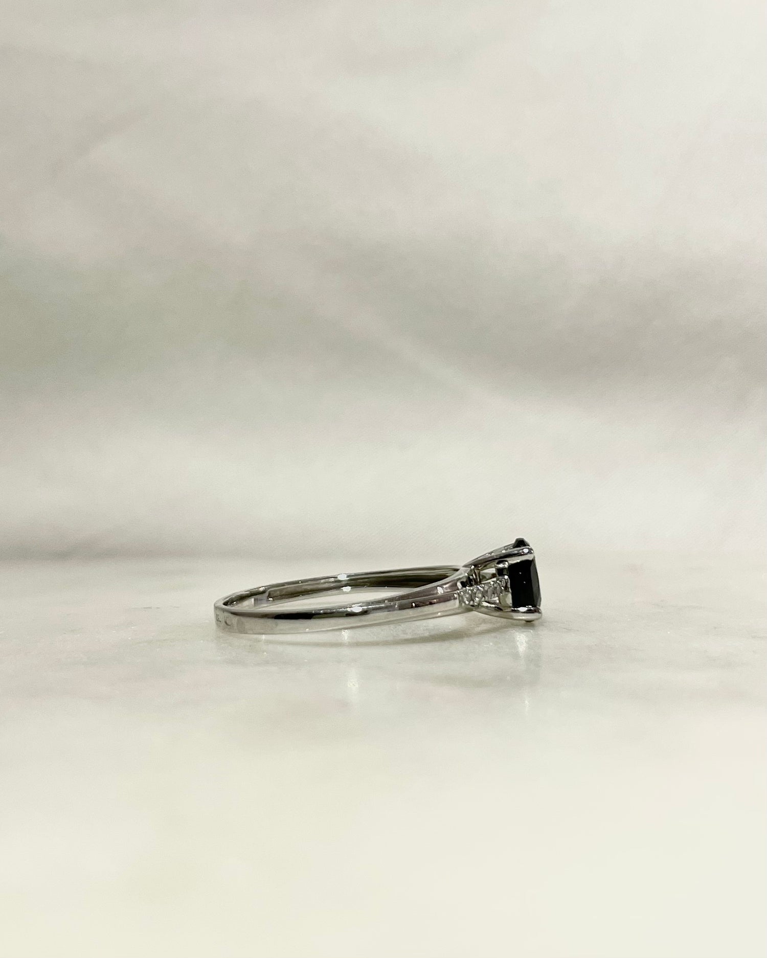 Bague Solitaire Saphir 0.65 carat &amp; Diamants &quot;Oxa&quot;