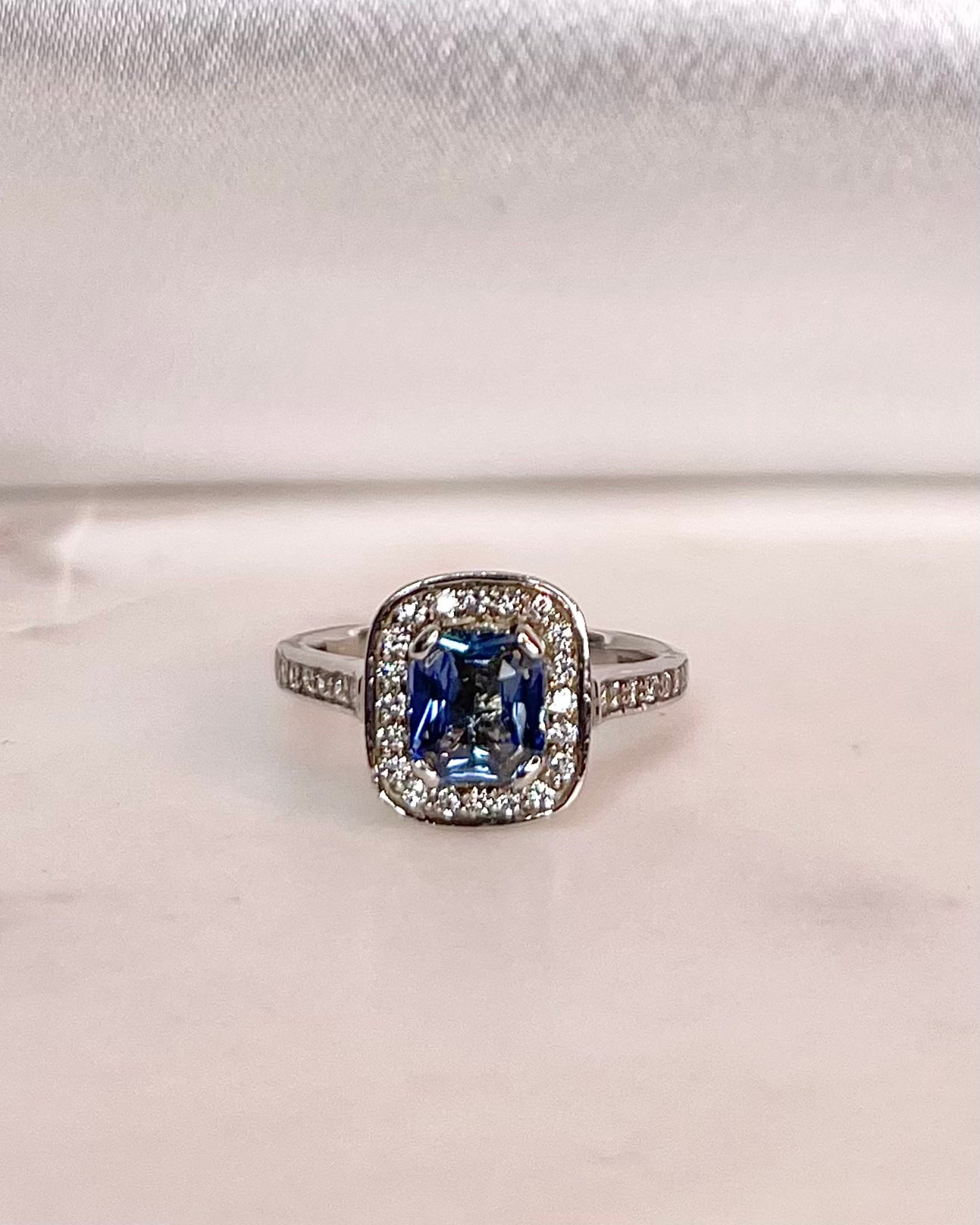 Bague Style Art-Déco Saphir 1.30 carat &amp; Diamants &quot;Artémis&quot;