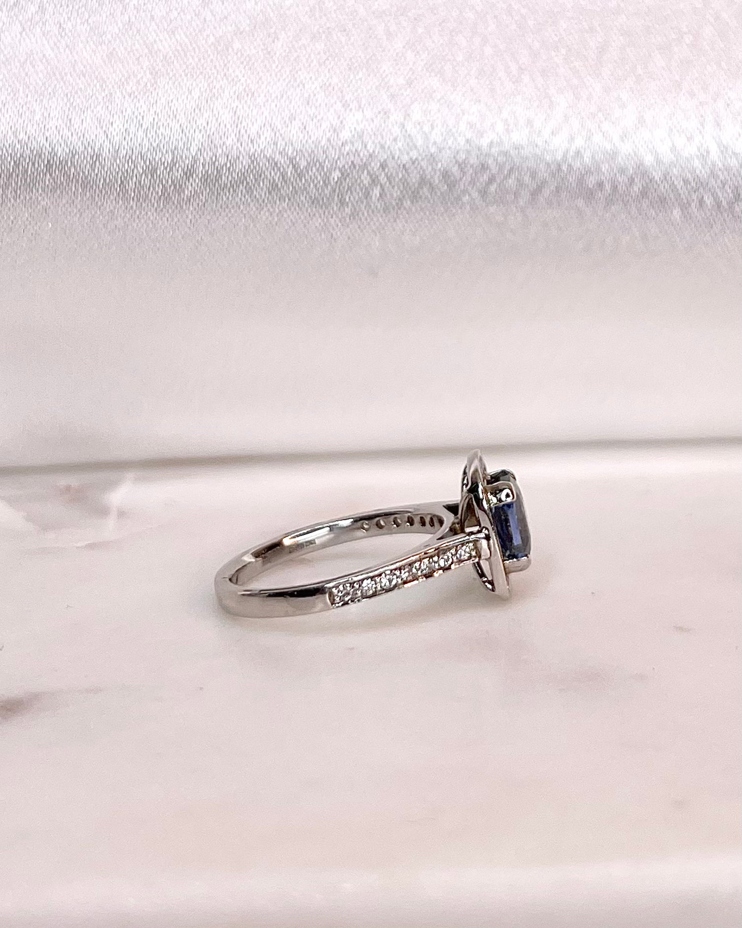 Bague Style Art-Déco Saphir 1.30 carat &amp; Diamants &quot;Artémis&quot;