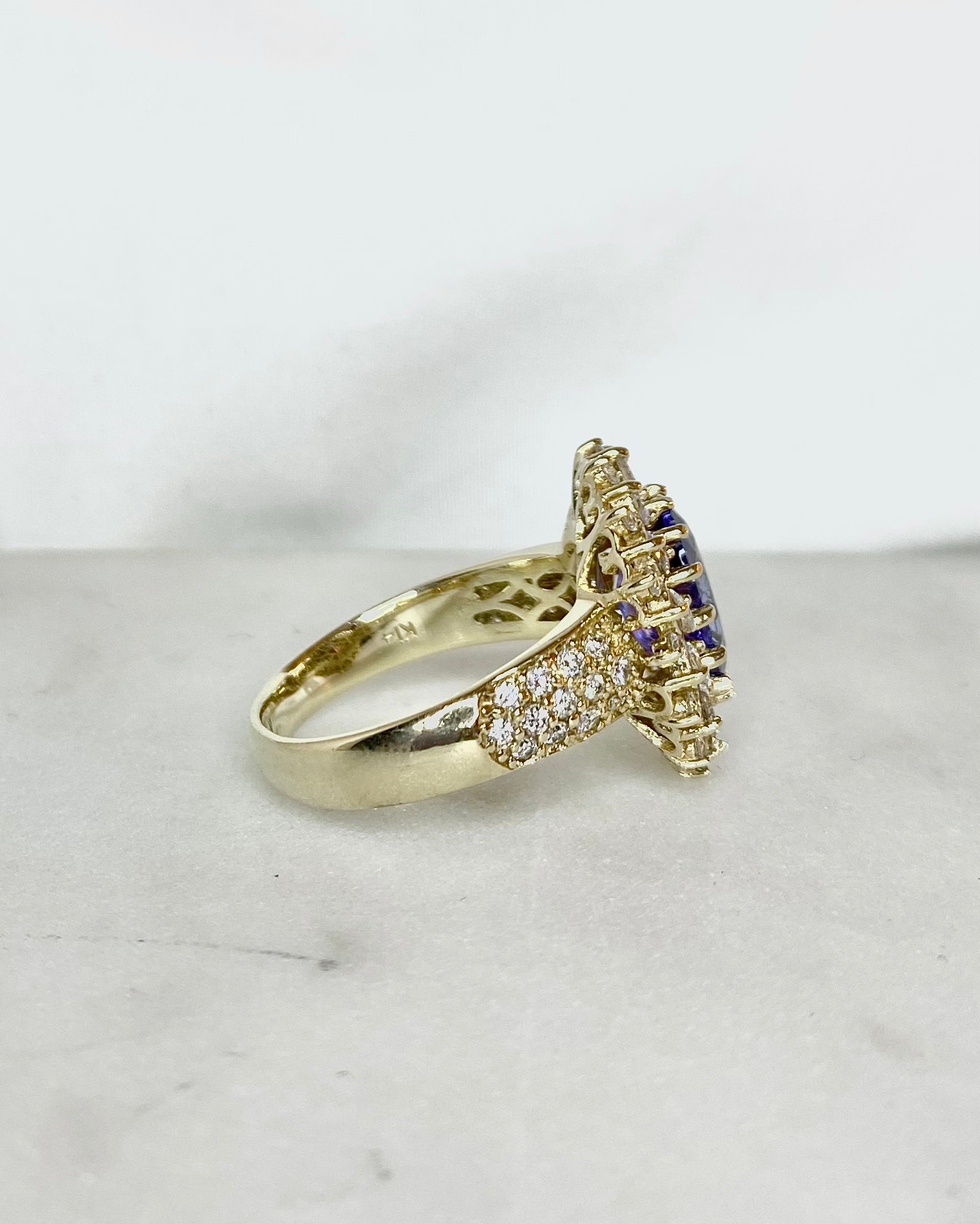 Anillo Marguerite Tanzanita 3.80 quilates y 54 Diamantes 1.78 quilates "Zorahé"