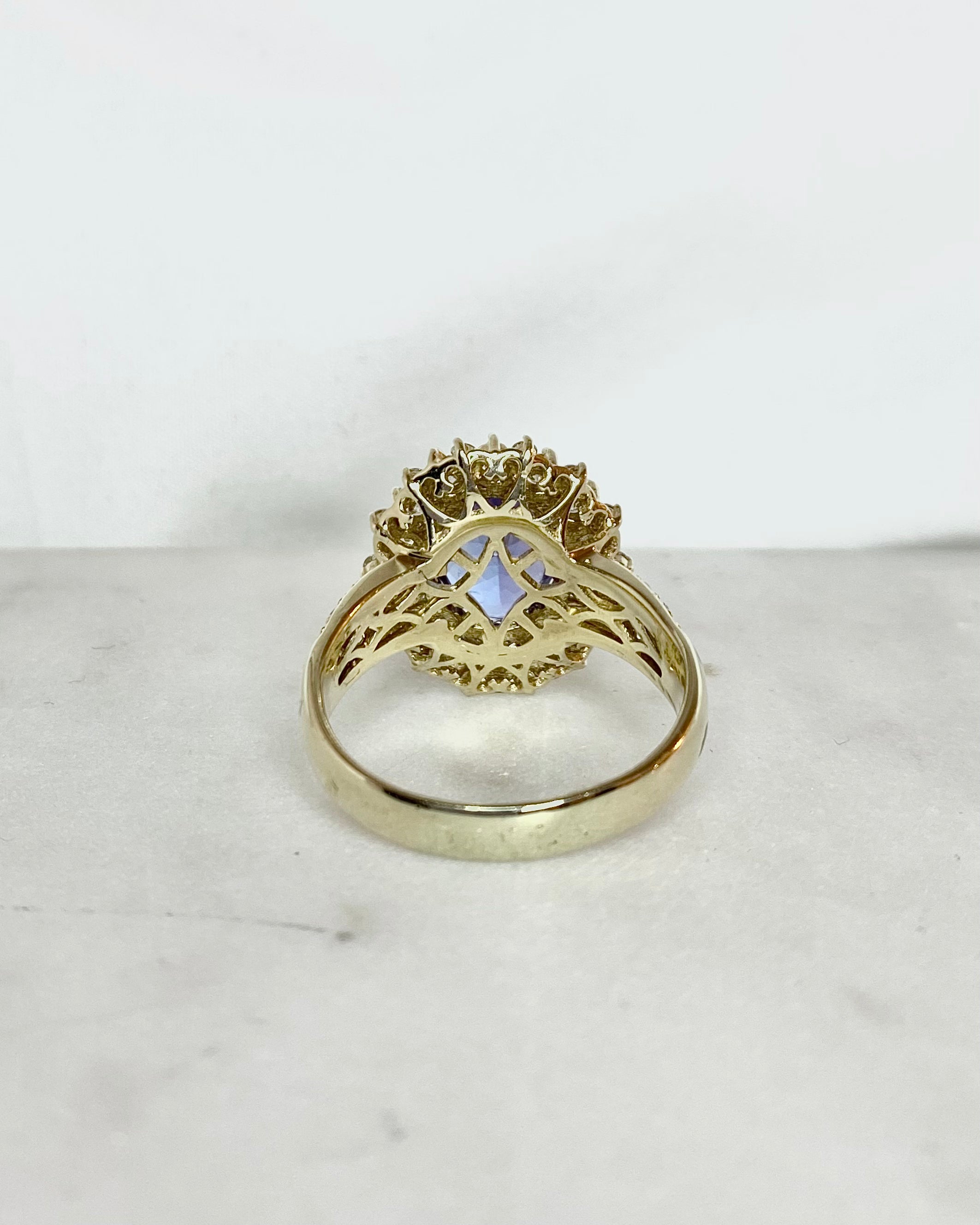 Anillo Marguerite Tanzanita 3.80 quilates y 54 Diamantes 1.78 quilates "Zorahé"