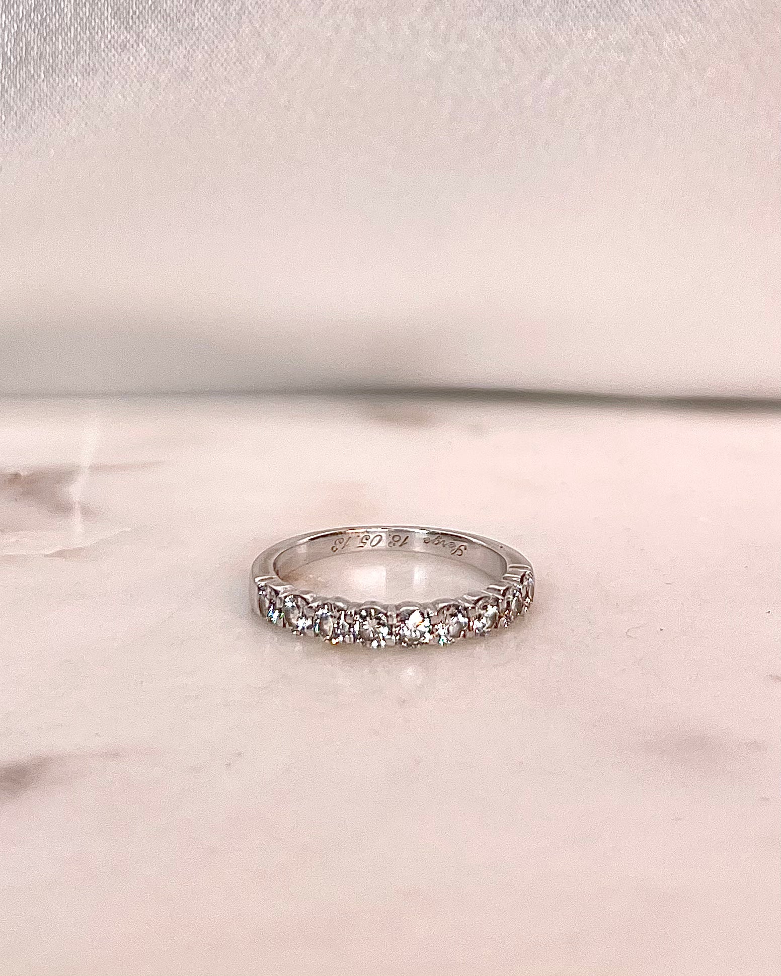 Anillo de media alianza con diamantes "Constance"