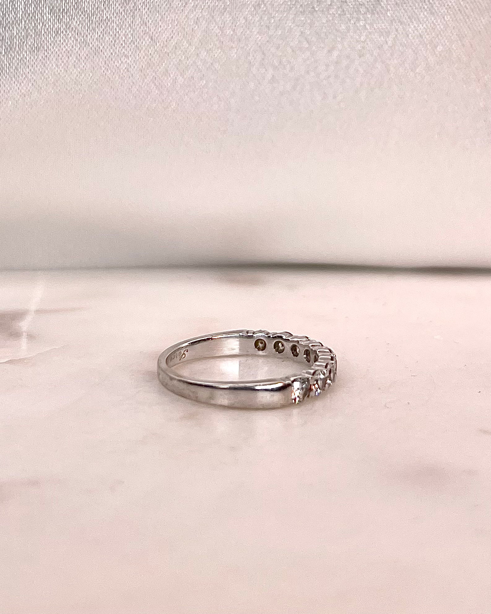 Anillo de media alianza con diamantes "Constance"