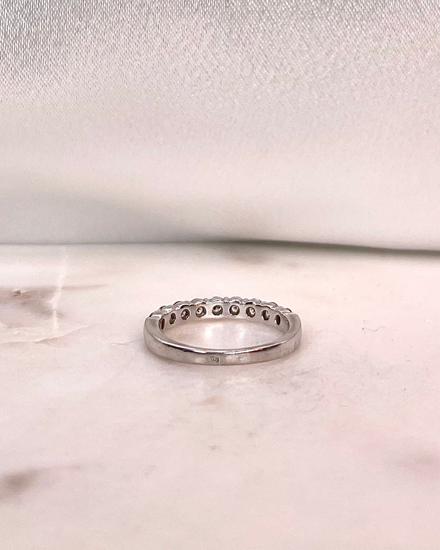 Anillo de media alianza con diamantes "Constance"