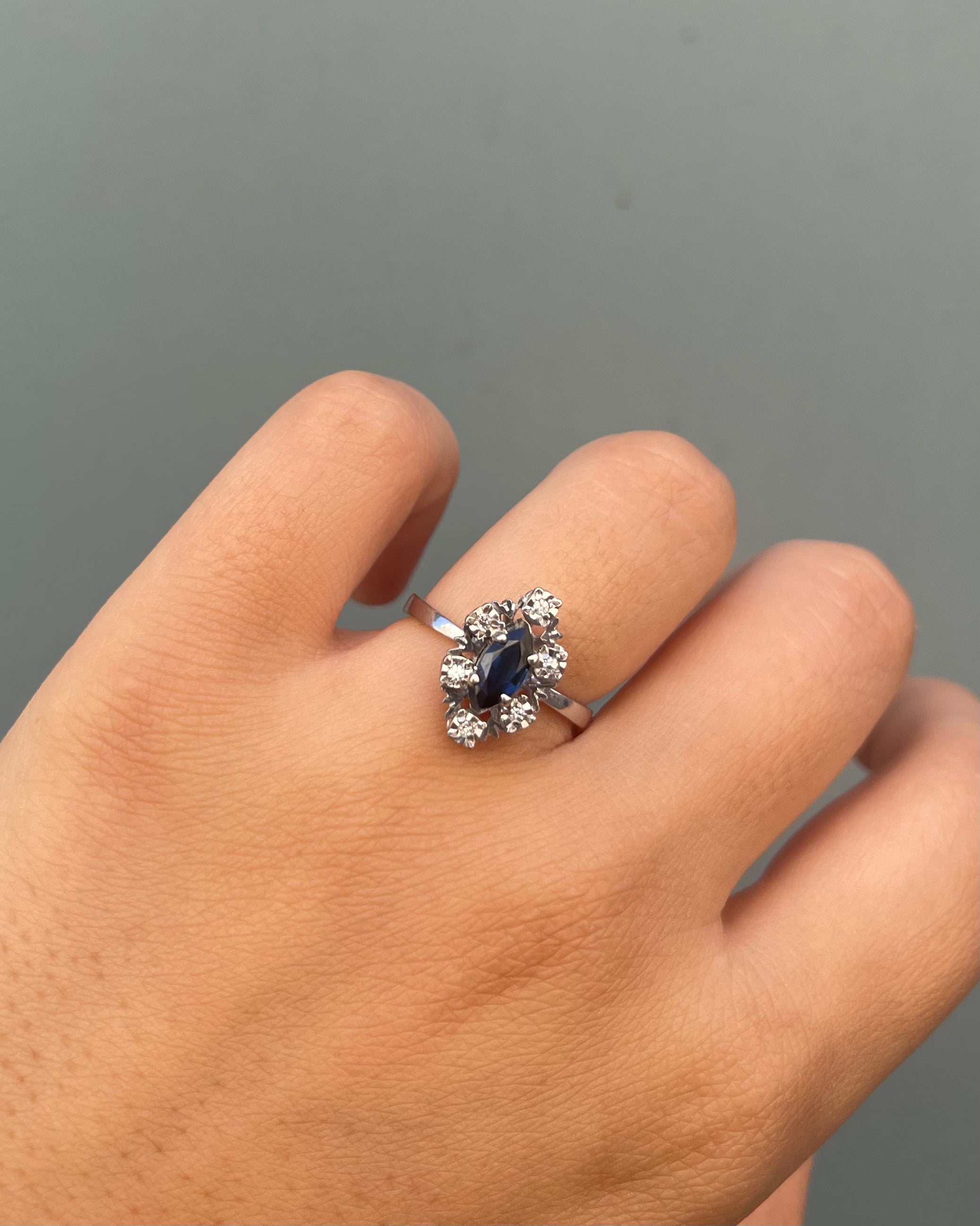 Marguerite Sapphire Ring 0.53 carat &amp; Diamonds "Nahia"