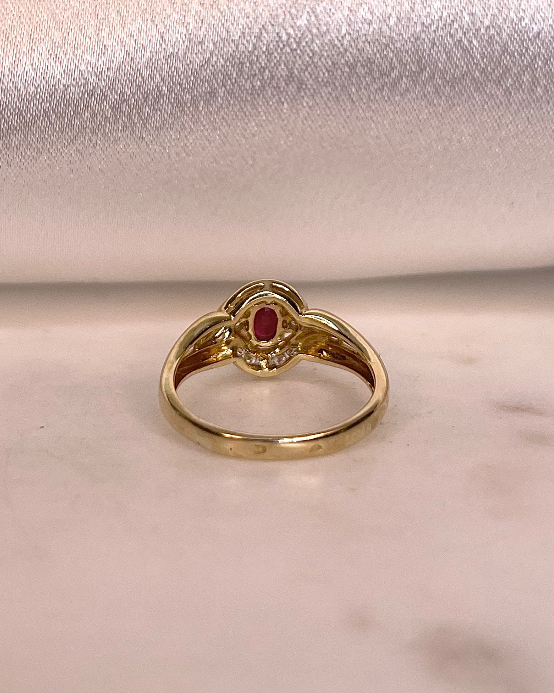 Bague Tourbillon Style Art-Déco Rubis 0.80 carat et Diamants &quot;Nolinea&quot;