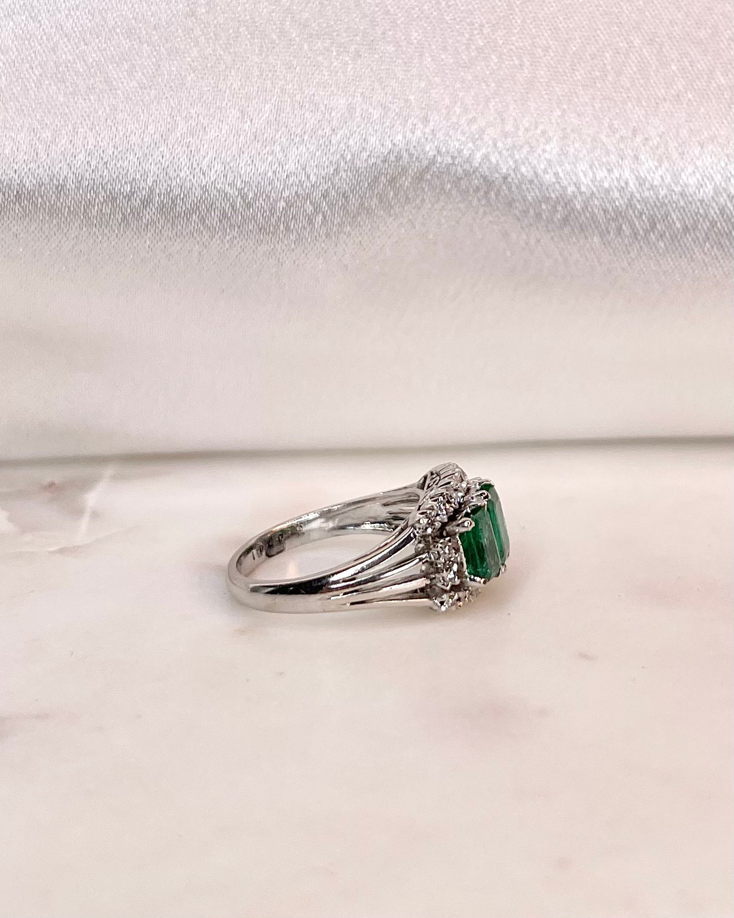 Anillo Trilogía Esmeraldas 1.60 quilates y Diamantes “Ravi”