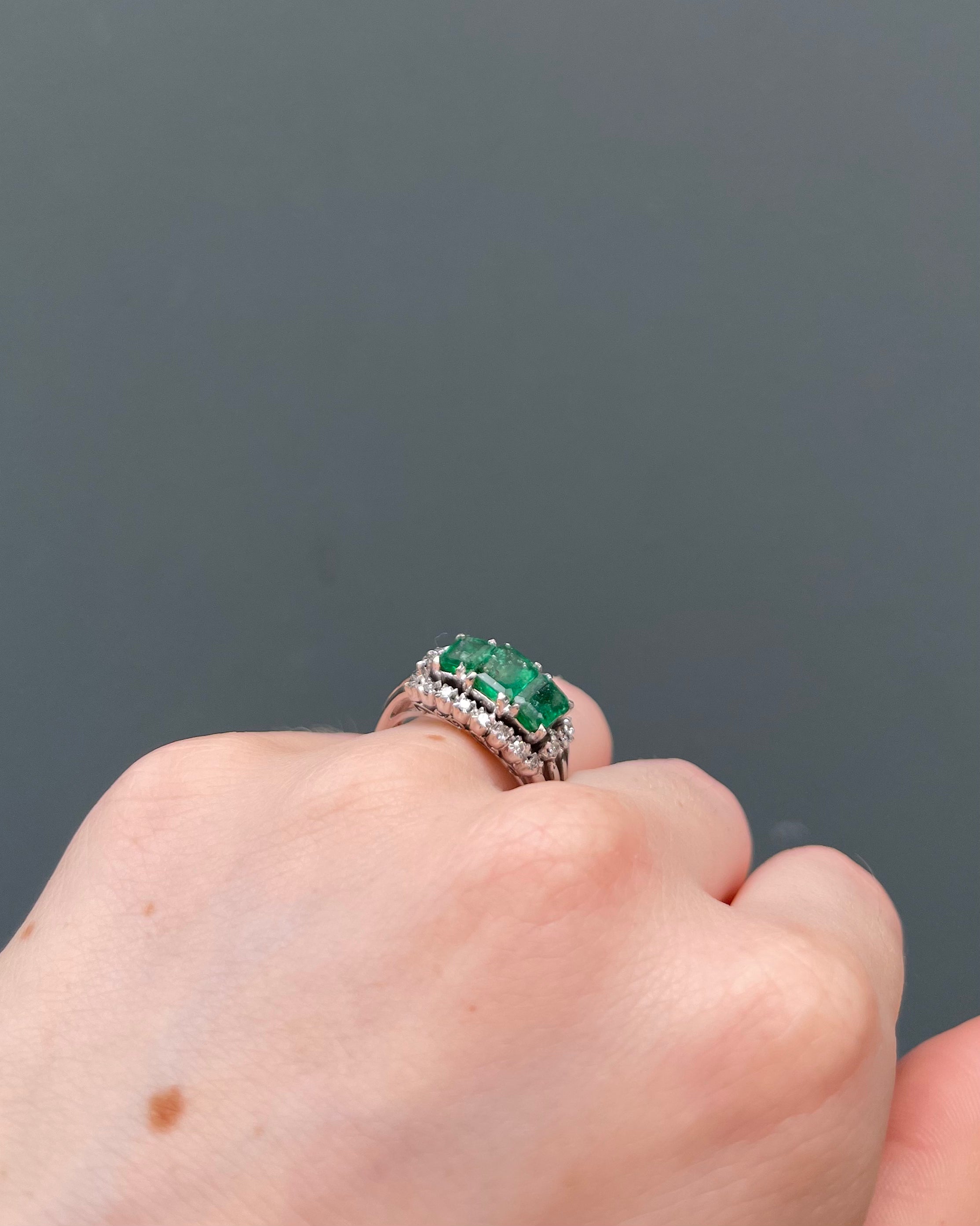 Anillo Trilogía Esmeraldas 1.60 quilates y Diamantes “Ravi”